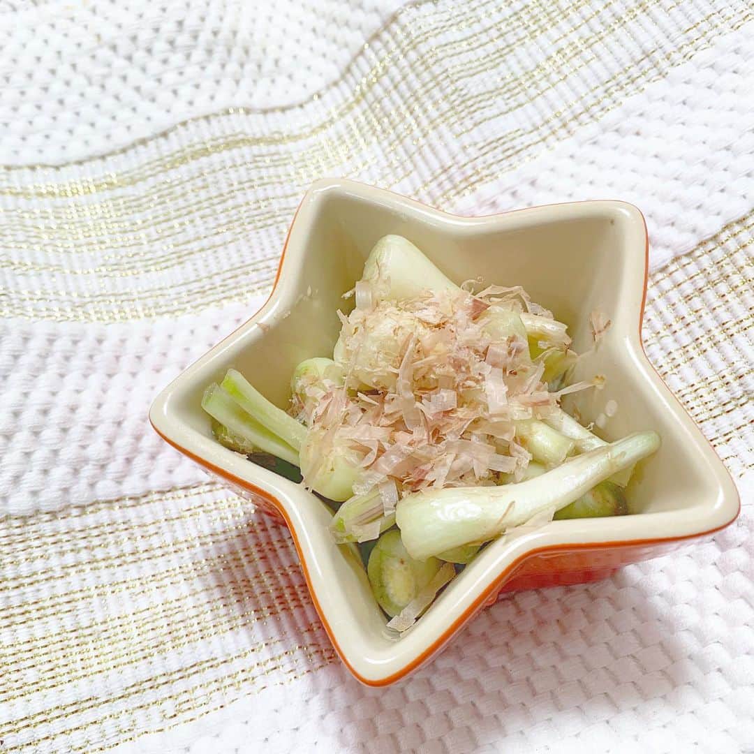 筒井萌子のインスタグラム：「* #もえちゃん家ごはん (↑今までの料理が見れるよ☝️🐻) 沖縄のお土産で島らっきょうを頂いたので 塩漬けを作ったよ◡̈♥︎少しピリッとしてた🌿 残りはチャーハンにしようかなと思ってます☀️ ・ #筒井萌子 #女優 #actress #モデル #model #岡山  #shooting #instagood #instalike #converse #撮影 #followme #instalike #ゴルフ #ゴルフ女子 #ゴルフコーデ #골프 #좋아요반사 #좋아요그램 #좋아요환영 #데일리그램 #패션 #오오티디 #카페 #카페 #沖縄 #島らっきょう」