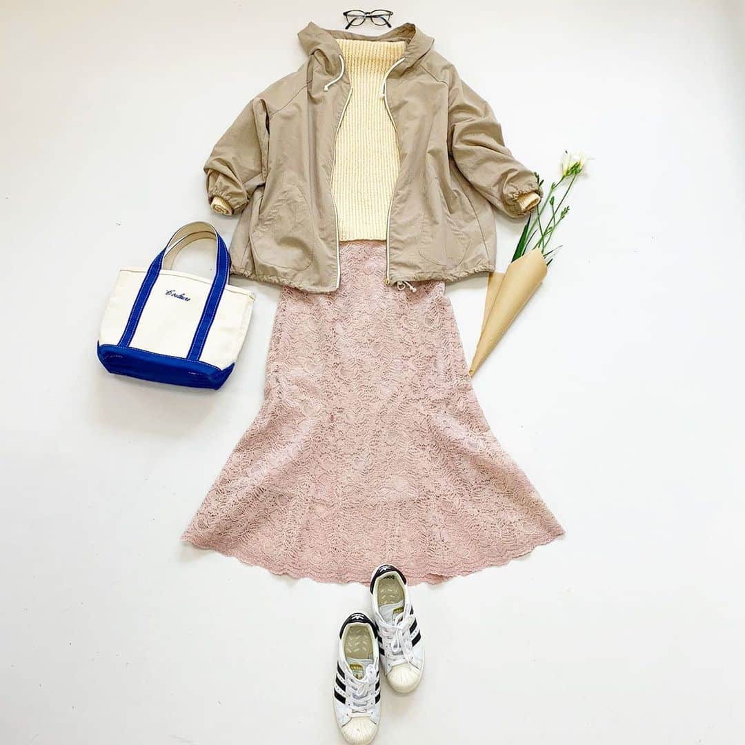Couleureのインスタグラム：「Overseas delivery start🌏 レースのスカートで 春を先取りし 出かけてみませんか お花屋さんの🌷 フリージンアの香りで 冬もあと少し・・と 感じました😊 ・ ・ #sewing #手作り #型紙　#ハンドメイド大人服#クルールパターンファブリック#洋裁#instafashion#handmadeclothes #instasewing#handmadewardrobe #置き画#置き画くら部 #couleurehandmade #couleure #couleurepatternandfabric #japanesesewingpatterns #memade #handmadewardrobe #sewcialists #indiesewingpatterns」