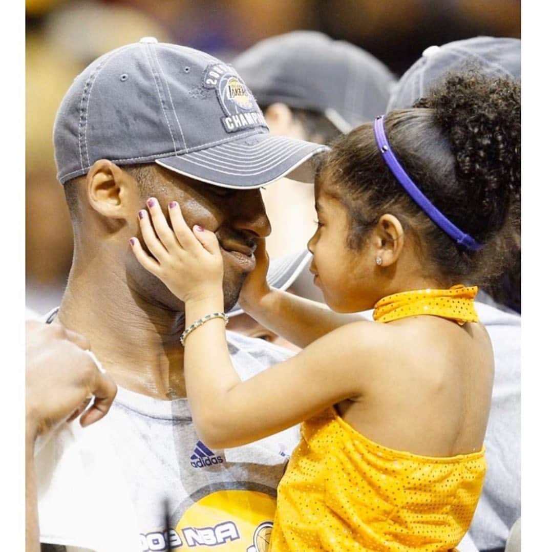 リアーナのインスタグラム：「still doesn’t feel real...still can’t find the right words. We miss you man! 🙏🏿💔 May God have mercy on the Bryant family and the families of all the souls we lost!」