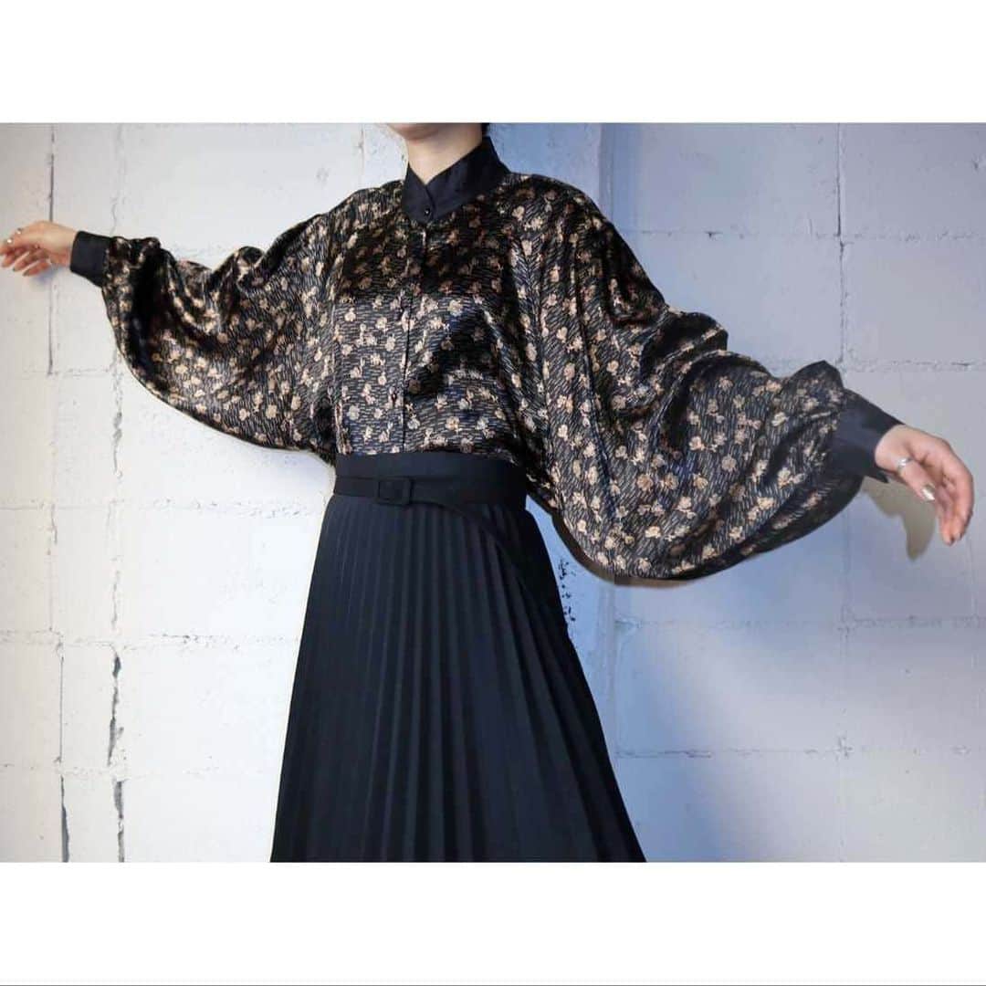 吉祥寺 古着屋 Orfeoのインスタグラム：「Flower Pattern Volume Sleeve Blouse  #orfeo #kichijoji #tokyo #vintage #used #fashion #coordinate  #outfit  掲載商品のお問い合わせはメールにて承っております。コメント、DMでのお問い合わせは受け付けておりませんのでご了承ください。」