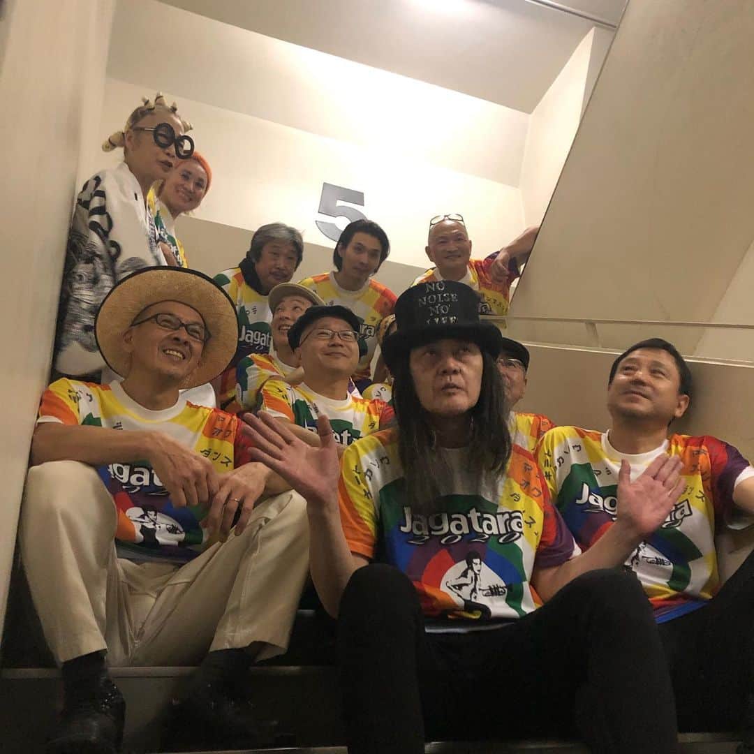 いとうせいこうさんのインスタグラム写真 - (いとうせいこうInstagram)「始まる前にJAGATARA集合したの興奮した。それを鮎川さんも撮ってて笑った（インスタだと見れる）。」1月28日 11時34分 - seikoito