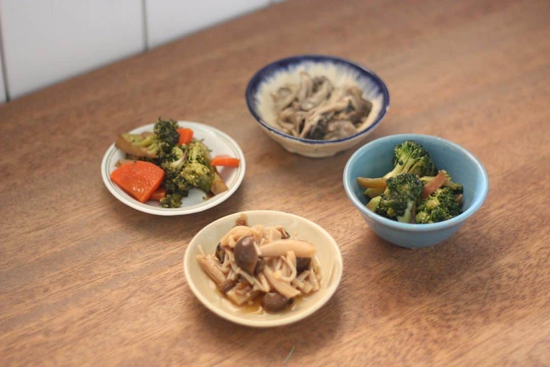 maruku. café さんのインスタグラム写真 - (maruku. café Instagram)「2020.1.28 tue  こんにちは。 maruku.cafeです。  今日も20時まで営業しております。  定食の小鉢をいくつか新しく作りました。 ・舞茸とえのきのバタポン炒め ・ブロッコリーと人参のバルサミコ和え ・ブロッコリーのペペロン炒め  定番のきのこのポン酢煮を合わせて 4種あります。  どれが出るかはお楽しみです◎ ぜひお試し下さい＊。 みなさまのお越しをお待ちしております。  今日のごはん◯ ★ササミフライ定食 ★エビフライ定食 ★ミックスフライ定食 ★ヤンニョムチキン定食 ・豚バラの生姜焼き定食 ★ドライカレー ＊ランチイム(11:30-15:00)ドリンクセット200円引き ＊★マークはキッズサイズもあります。」1月28日 11時42分 - marukucafe