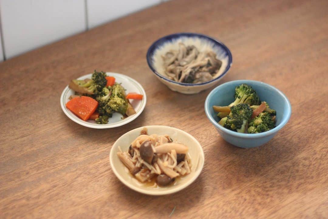 のインスタグラム：「2020.1.28 tue  こんにちは。 maruku.cafeです。  今日も20時まで営業しております。  定食の小鉢をいくつか新しく作りました。 ・舞茸とえのきのバタポン炒め ・ブロッコリーと人参のバルサミコ和え ・ブロッコリーのペペロン炒め  定番のきのこのポン酢煮を合わせて 4種あります。  どれが出るかはお楽しみです◎ ぜひお試し下さい＊。 みなさまのお越しをお待ちしております。  今日のごはん◯ ★ササミフライ定食 ★エビフライ定食 ★ミックスフライ定食 ★ヤンニョムチキン定食 ・豚バラの生姜焼き定食 ★ドライカレー ＊ランチイム(11:30-15:00)ドリンクセット200円引き ＊★マークはキッズサイズもあります。」