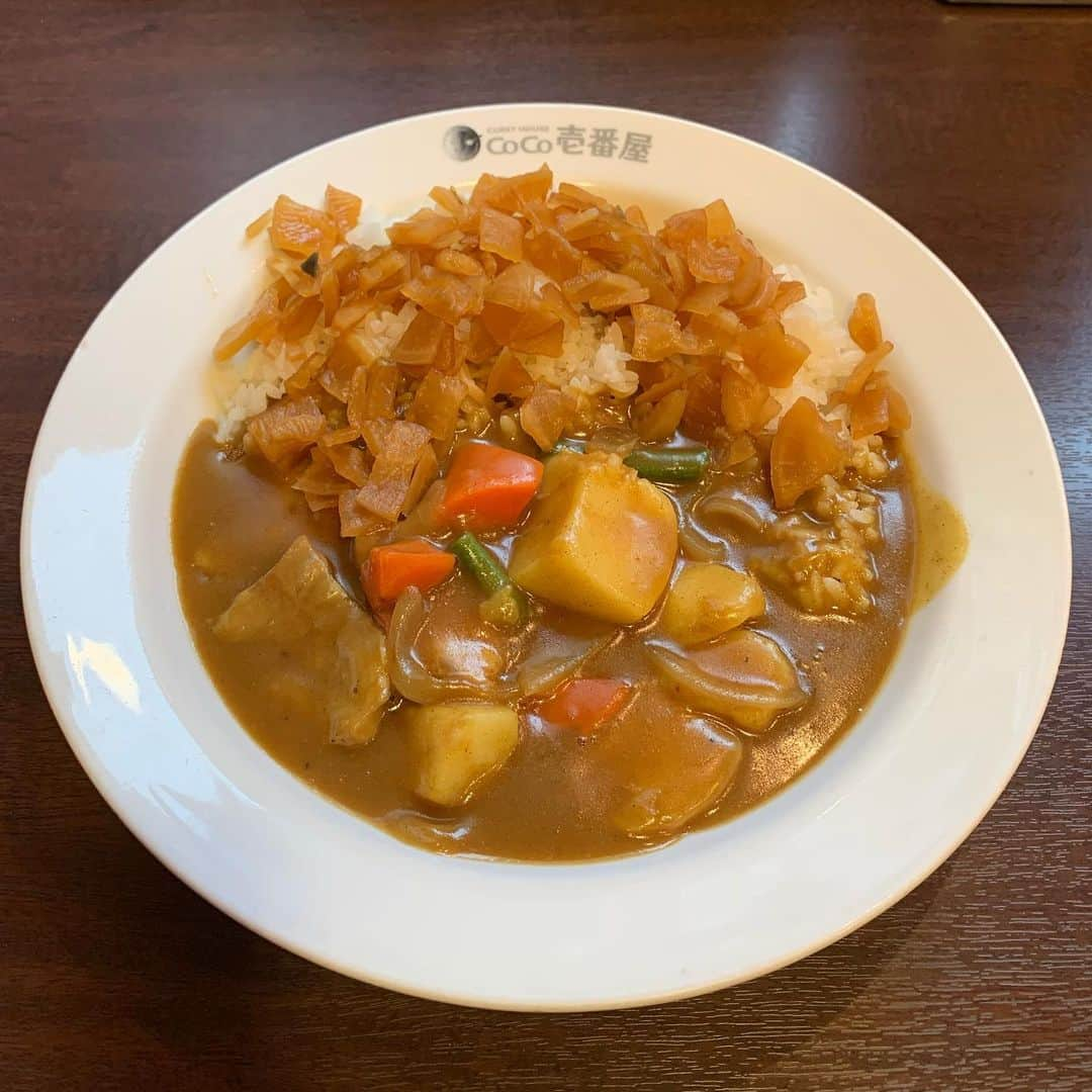 くろさんのインスタグラム写真 - (くろInstagram)「🥄オリジナルスプーン欲しさに グランド・マザー・カレー🍛ごはん少なめ828円 またしてもハズレ😢 #アタリ入ってない疑惑 #チャレンジ券  #グランドマザーカレー #オリジナルスプーン #福神漬け #福神漬け大好き #大量福神漬け #かけすぎ部 #CoCo壱番屋 #ココイチ #CoCo壱番屋港区ヴィータイタリア店 #汐留ランチ #新橋ランチ #カレーランチ #ココイチランチ」1月28日 11時54分 - m6bmw