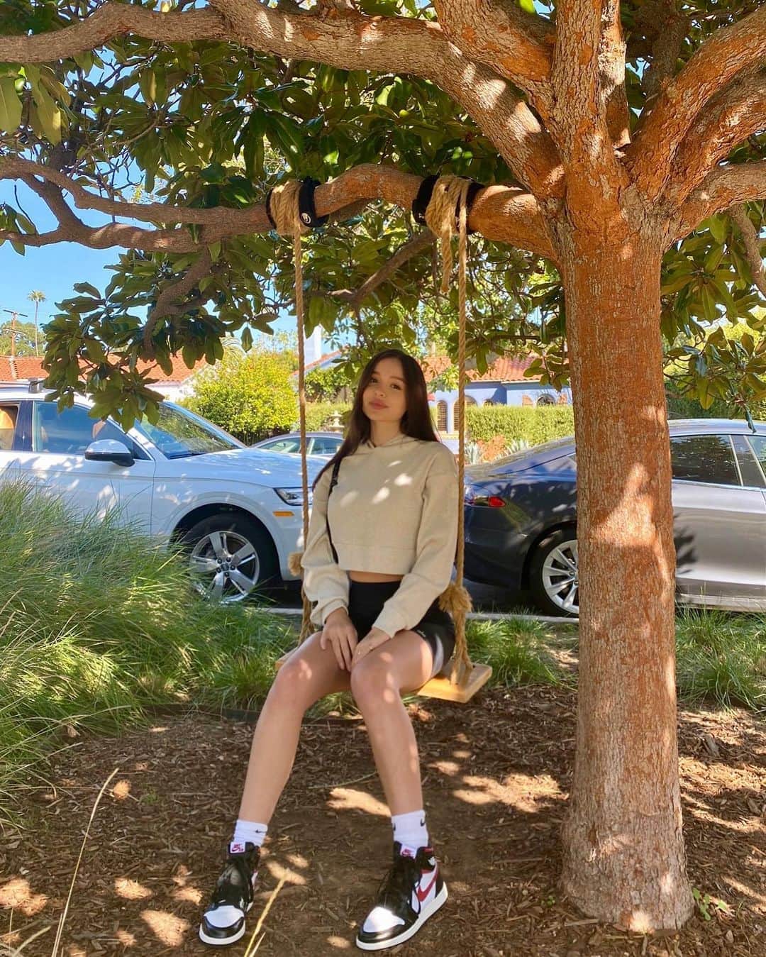 SOPHIE ROSEさんのインスタグラム写真 - (SOPHIE ROSEInstagram)「really sorry if this is your house 🥴thanks for letting me use the swing for my pic! outfit from @aloyoga」1月28日 11時56分 - sophiemudd