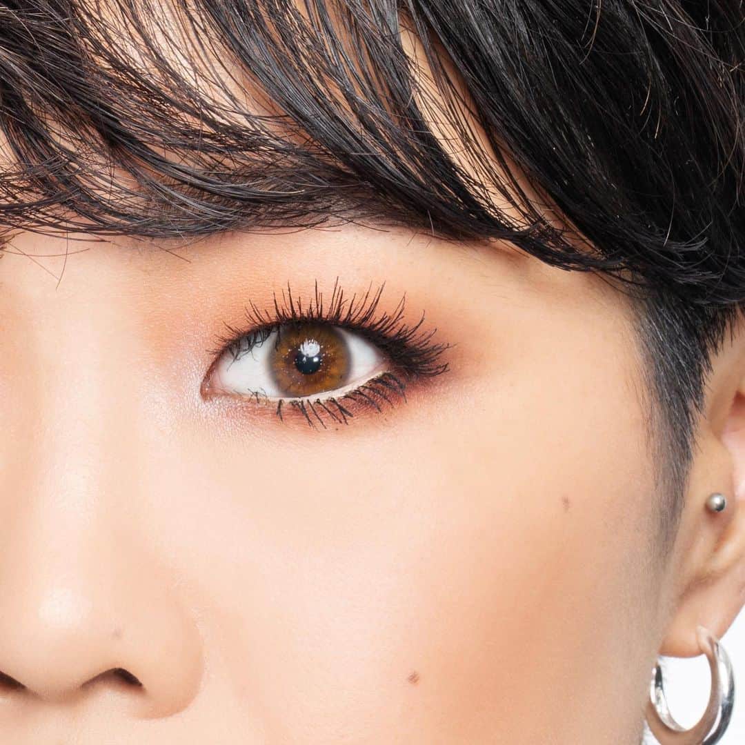 M∙A∙C Cosmetics Japanのインスタグラム：「ㅤ まぶたをすっきり見せるには、マットなカラーに絞って グラデーションを作るのがおすすめ👀◎ ㅤ インサイドを明るくすることで、目がぱっちり見えます✨ ㅤ ㅤ ↓↓使用メイン製品↓↓ エクストラ ディメンション スキンフィニッシュ [ダブル グリーム] スタジオ クロマグラフィック ペンシル [NC15/NW20] プロ ロングウェア アイ ライナー [リッチ エクスペリエンス] エクステンディッド プレイ ギガブラック ラッシュ M·A·C プレップ プライム 24 アワー エクステンド アイ ベース スモール アイシャドウ x 9: セミ スウィート タイムズ ナイン ㅤ ㅤ MAKE UP AND MODEL： M·A·C ARTIST SAKI TASHIRO @mac_ikesei PHOTO: @takaki_iwata ㅤ #MACCosmeticsJapan #MACコスメ #MACCosmetics #コスメ #メイク #美容 #マットメイク #アイメイク #アイシャドウ #デパコス #メイクアップ #冬メイク #メイク講座 #お気に入りコスメ #eyemakeup #eyeshadow #beauty #makeup #cosmetics」