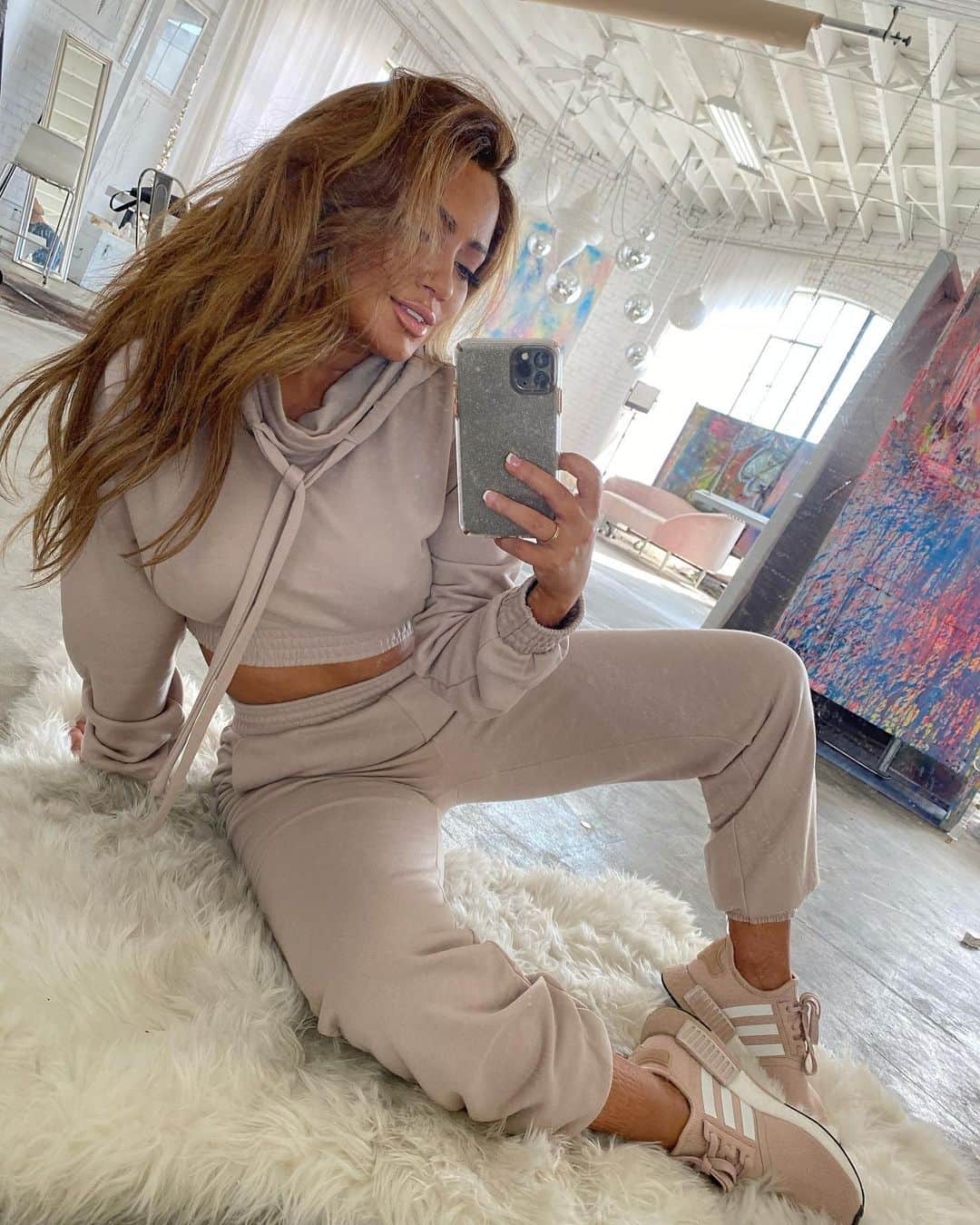 ジェシカ・バーチアーガのインスタグラム：「Sending you love today 💜 fashionnovapartner @fashionnova  Search: “Give it a rest hoodie” Search: “Give it a rest jogger”」