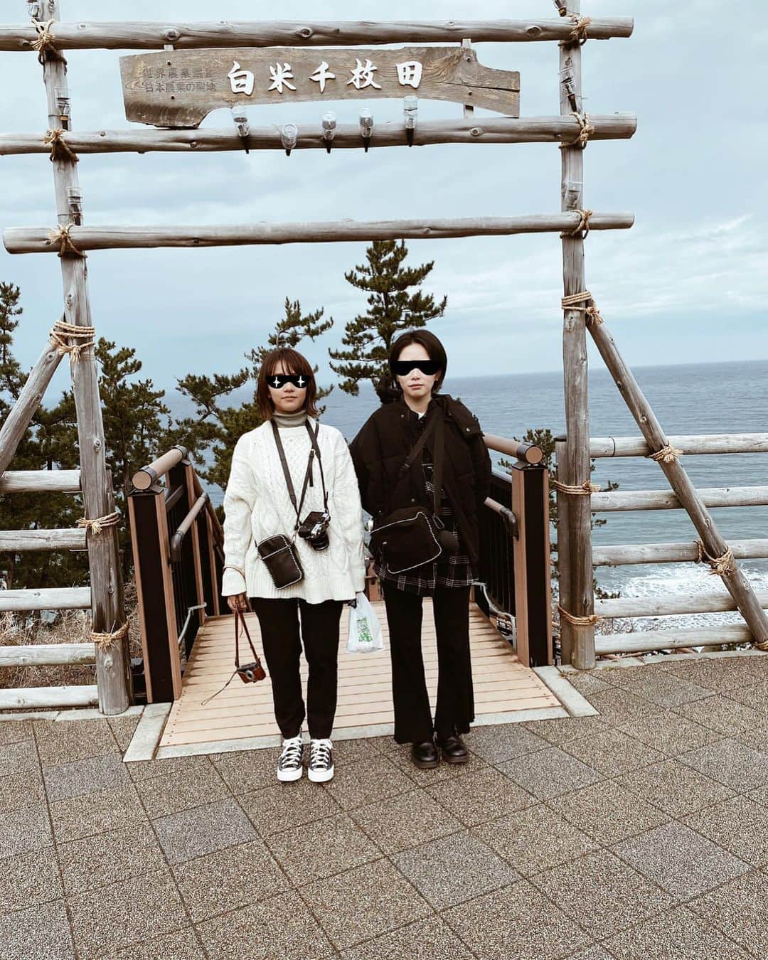 のインスタグラム：「おチビ二人旅〜in 石川県、能登半島編〜 先ずやってきたのは能登空港から車で40分ぐらいの白米千枚田。 絶景。 #初めてスマートフォンを触ったというおじいさんに撮ってもらった写真のアングルが絶妙 #石川県 #能登半島 #千枚田  #おチビ二人旅 #千枚田でとれた #コシヒカリ #自分にお土産」