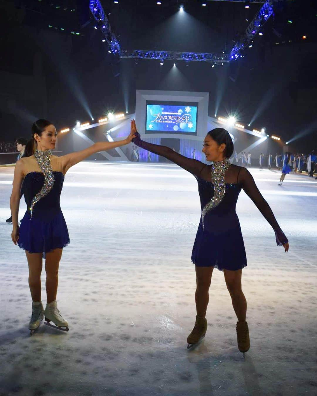 安藤美姫さんのインスタグラム写真 - (安藤美姫Instagram)「💙⛸With Shizuka⛸💙 “Music of the Night” の時の衣装を一緒に着ようと相談してやっと揃いました笑笑💙💙💙 いつもどっちかが忘れちゃう笑笑 で、 “こうだっけ？” “こうじゃない？” と言いながらポーズまで至った瞬間を撮ってくれていたので載せときます🤣👍 しぃちゃんは本当にお姉さんみたいに慕っている方💕♥️💕♥️ ♥️♥️♥️大好き♥️♥️♥️ #プリンスアイスワールド2020 #プリンスアイスワールド熊本 #プリンスアイスワールド #荒川静香 #安藤美姫 #princeiceworld  #princeiceworld2020」1月28日 12時09分 - miki_m_ando0403