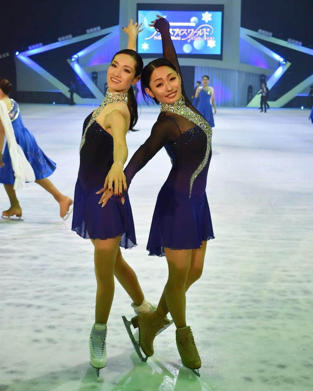 安藤美姫さんのインスタグラム写真 - (安藤美姫Instagram)「💙⛸With Shizuka⛸💙 “Music of the Night” の時の衣装を一緒に着ようと相談してやっと揃いました笑笑💙💙💙 いつもどっちかが忘れちゃう笑笑 で、 “こうだっけ？” “こうじゃない？” と言いながらポーズまで至った瞬間を撮ってくれていたので載せときます🤣👍 しぃちゃんは本当にお姉さんみたいに慕っている方💕♥️💕♥️ ♥️♥️♥️大好き♥️♥️♥️ #プリンスアイスワールド2020 #プリンスアイスワールド熊本 #プリンスアイスワールド #荒川静香 #安藤美姫 #princeiceworld  #princeiceworld2020」1月28日 12時09分 - miki_m_ando0403