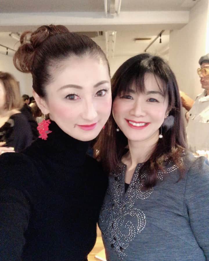 のインスタグラム：「先日、名古屋でインスタセミナー を開催させて頂きました✨ ・ 参加者50名 …  びっくりでした🤗💕 定員オーバーでお断りさせていただいた方もいますので🙈💦追加で開催予定です❣️ ・ ・ 最近は、神戸大阪だけでなく 遠方からのセミナーのご依頼もあり、とても嬉しいです😌💕 ・ ・ #参加して下さる皆様に感謝🙏✨ #主催してくれたこずえちゃんに感謝🧡 @happy.kozue ・ ・ お写真はその時の様子がたくさん〜❣️ ・ ・ 私がインスタグラムを始め、自らが経験し 得た知識やノウハウはもちろん 私が感じたインスタグラムの傾向や、私なりに考えたフォロワーアップの方法などをお話させて頂きました😌✨ ・ ノートをとったり📖✏️ タブレット持参で、熱心にお話を聞いて下さったり… 本当に嬉しい〜😭💕 ・ ・ 男性の方の参加も、最近本当に増えてきています。自身が起業する会社をインスタを使って広めていきたいなど、様々な理由でセミナーに参加して下さっています😊✨ ・ 『うんうん』と頷きながら話を聞く方、率先して質問をしてくださる方… ・ ・ 話している側には、全てが励みになります😌🙏✨ ・ ・ 今回も 参加者皆さんのおかげで、本当に楽しく充実した時間を過ごす事ができました😊✨ ・ ・ セミナー後も嬉しい成果のご報告もたくさんいただき、感激です😭❤️ ・ ・ 皆さんのお役に立てたのなら、ほんと嬉しいですし、これからも続けていきたいなと思っています😌✨ ・ ・ ・ ・ 2/10(月)は神戸 2/17(月)は鈴鹿 において、インスタセミナー開催予定です✏️ ・ ・ ※鈴鹿のセミナー参加ご希望の方は @happy.kozue までお問い合わせ下さい❗️ よろしくお願いいたします。 ・ ・ 皆様よりインスタセミナー開催のお声掛けを頂けるようになって、本当に嬉しく思っています😌🙏✨ ♡ ♡ ♡ #セミナー #インスタ講習会 #講習会 #大阪 #モデル#model#神戸#kobe#インスタグラマー#インスタ#instagram#インフルエンサー#フォロー#followme#フォローミー#私#me #いぬ部 ファッション#コーデ#fashion#いつもありがとう#大人女子 #美意識 #女子力」