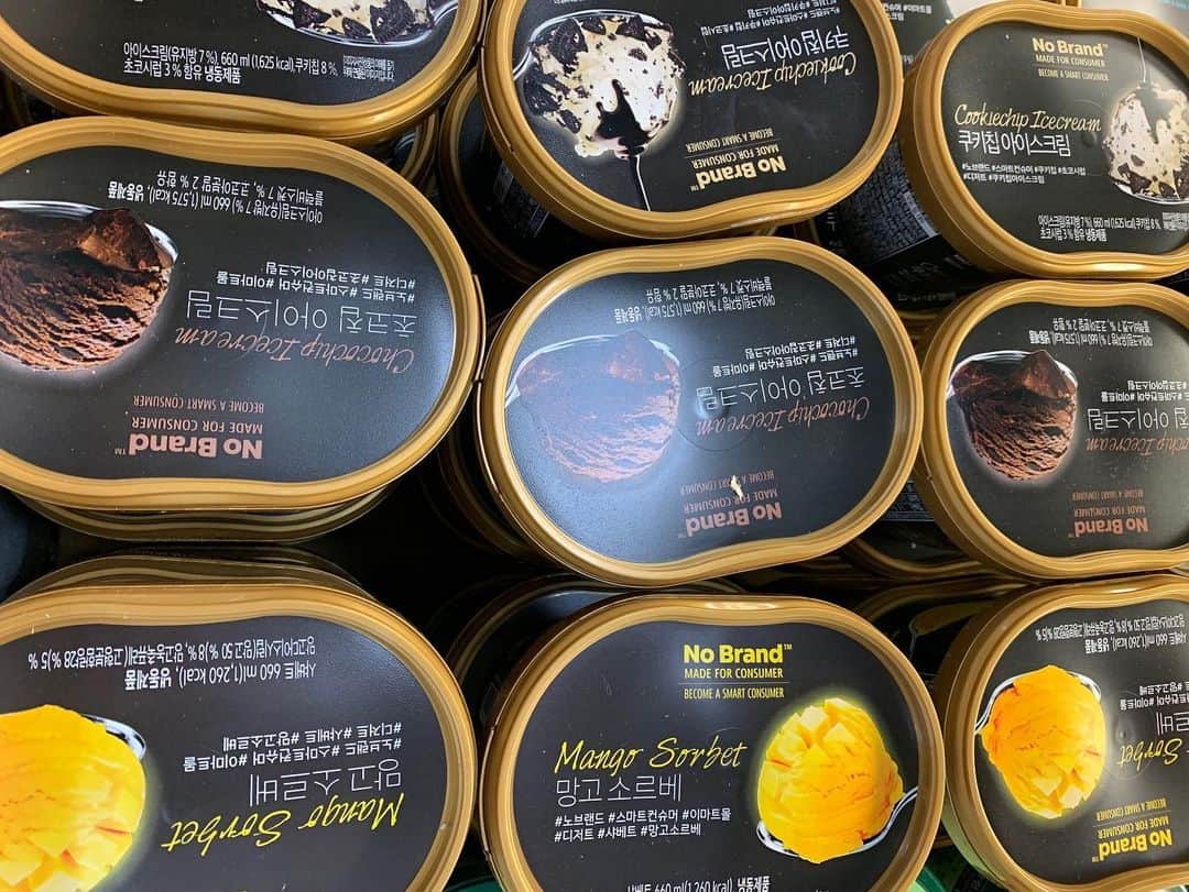 浜平恭子さんのインスタグラム写真 - (浜平恭子Instagram)「韓国のスーパーemartのオリジナルブランド、No Brandのショップで買える私のオススメベスト5(๑′ᴗ‵๑)  5️⃣赤ちゃんのおやつみたいなソフトスナック👶 4️⃣果汁は0.1%だけどすいかソーダ🍉 3️⃣ただ純粋な韓国海苔の味、刻み海苔🍚 2️⃣ベルギーのお菓子ですが日本ではあまり見ないUFO宇宙キャンディ🛸 1️⃣‼️アーモンドクランベリーシリアル🥣甘み加減、そしてシリアルとアーモンドスライスとクランベリーの配合率が絶妙🤤シリアルの中で一番好き💖めちゃくちゃリピートしています✨  番外編 お土産には出来ないけれど…マンゴーシャーベット🥭も👍  #NoBrand  #韓国ショッピング #韓国海苔 #すいか #シリアル #クランベリー #日韓夫婦 #日韓往復 #ラジオDJ #浜平恭子 #KissFMKOBE #한일커플 #한일부부 #한일왕복 #라디오DJ #하마히라쿄코 #韓国生活 #韓国土産 #韓国お菓子 #マンゴー #シャーベット」1月28日 12時14分 - hamahi1231