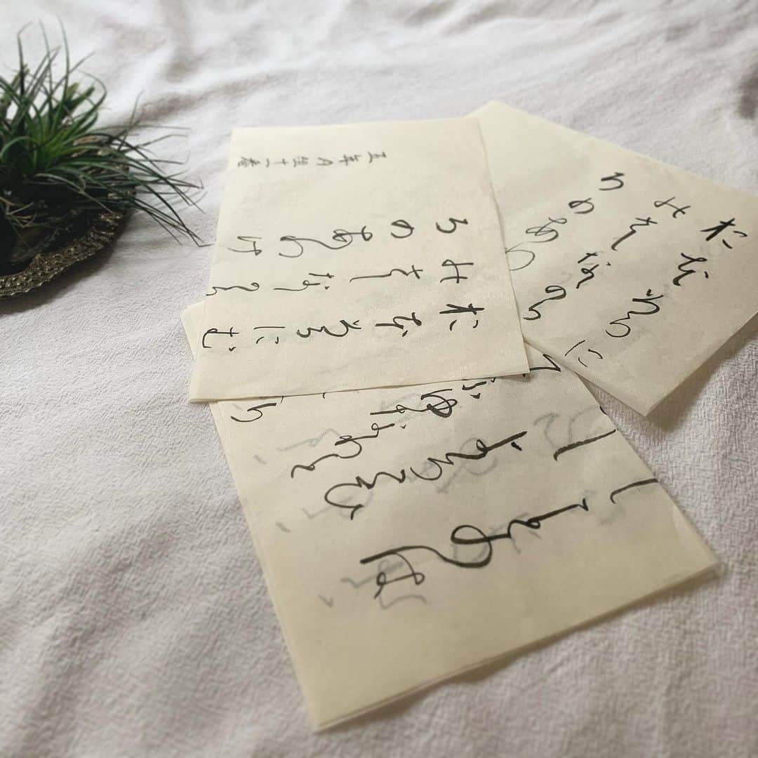 樹神さんのインスタグラム写真 - (樹神Instagram)「いつも畳んでそこらへんにパサっと置いてある、娘の書道の練習。  そんなふうでも、仮名はなんだかちょっとみやびな感じ。  暖かいところに修学旅行中、いいなぁ。  #書道#かな習字#修学旅行#楽しんで#calligraphy#daughter」1月28日 12時19分 - kotamaofficial