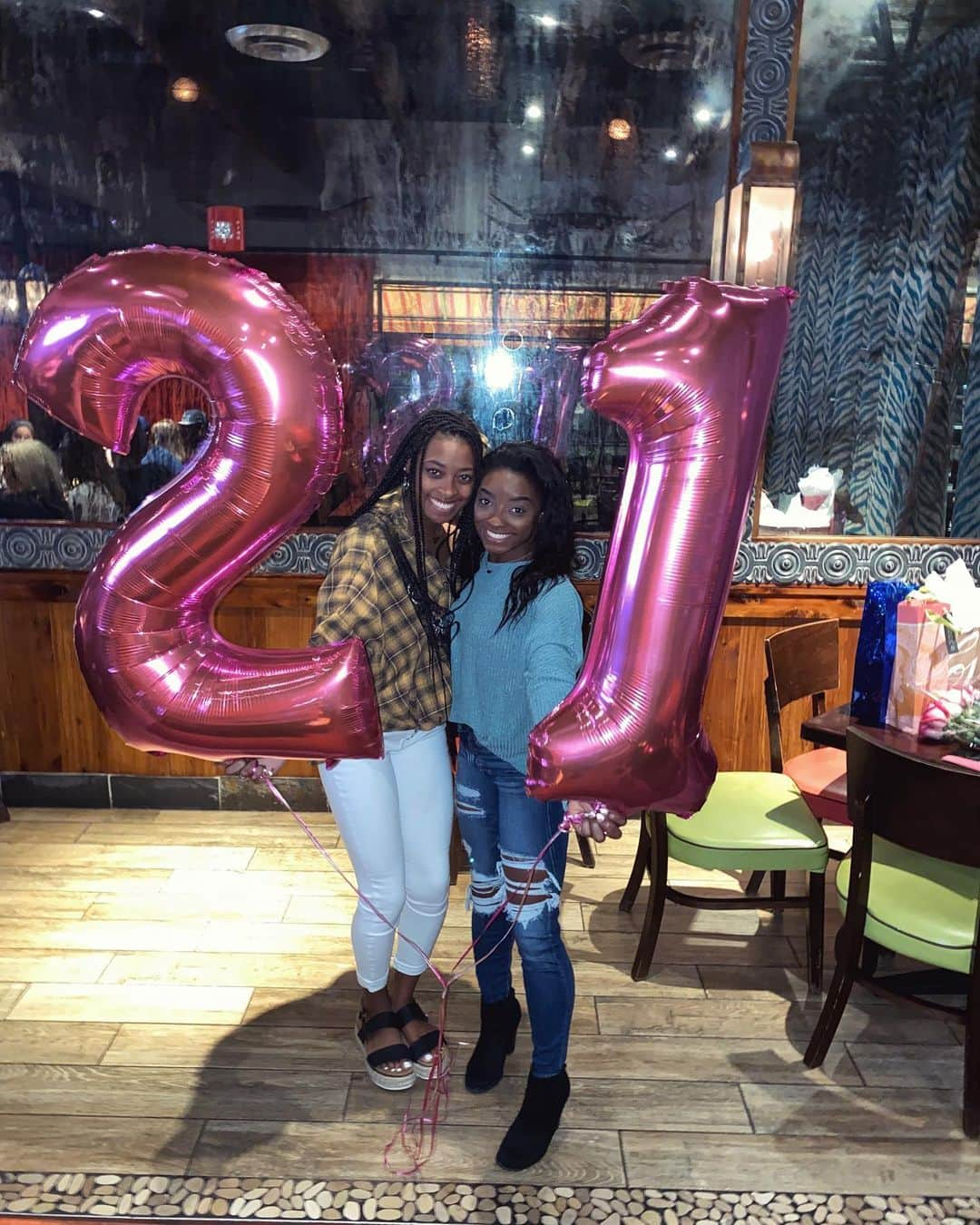 シモーネ・バイルズさんのインスタグラム写真 - (シモーネ・バイルズInstagram)「HAPPY 21ST BABY SISTER 💋 can’t wait to celebrate you this weekend wahoo!  God Bless your liver!」1月28日 12時22分 - simonebiles