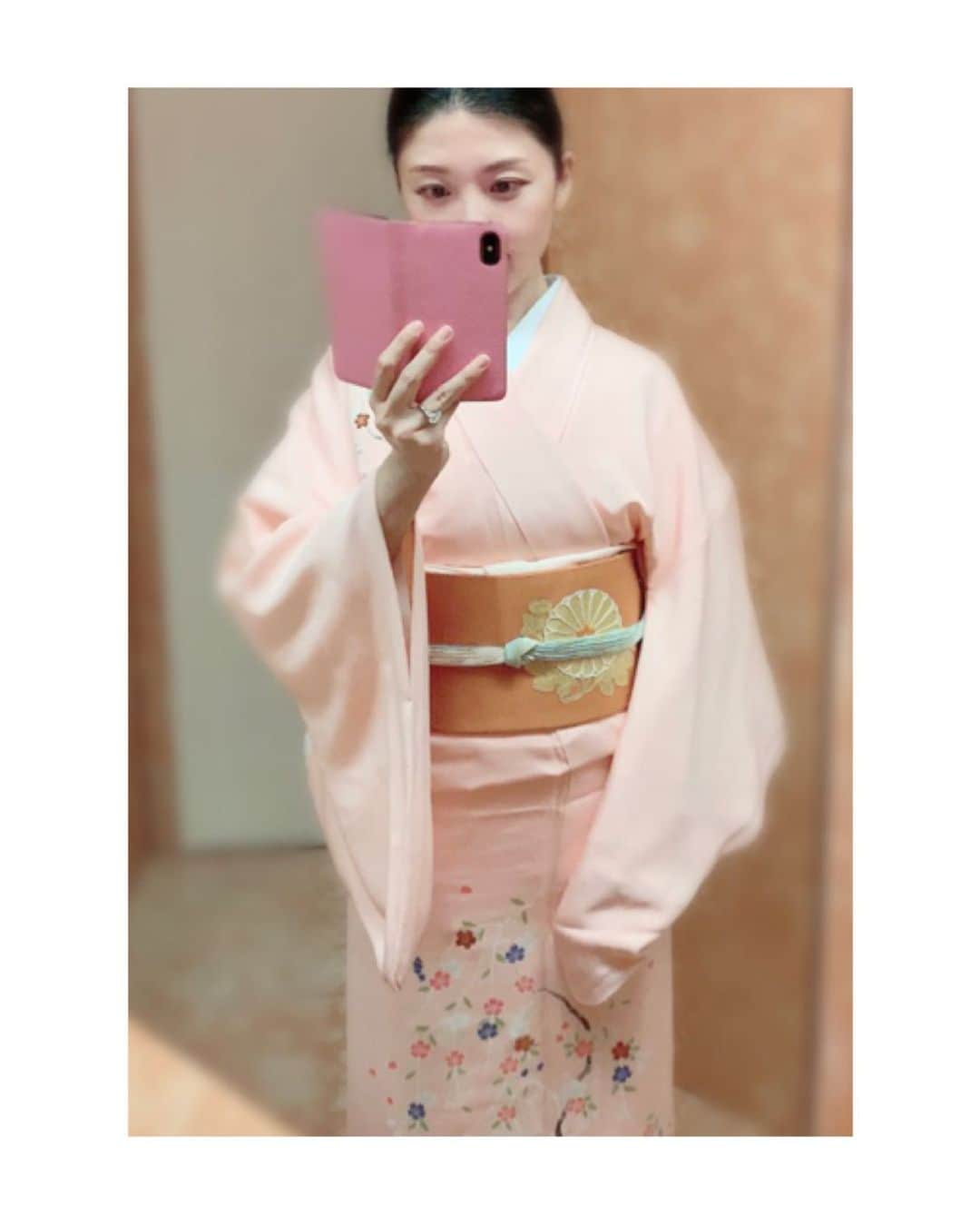 川村亜紀さんのインスタグラム写真 - (川村亜紀Instagram)「ピンクに橙色の組み合わせには、水色の帯締めをポイントに✨  #お着物 や #花街 #歌舞伎 など #日本の伝統 が長く守られ受け継がれますように。 #kimono #kimonocordinate #japanesekimono #japanesetradition #beautifultradition #lovekimono  #instakimono  #お着物 #お着物コーディネイト #日本の伝統 #守るべきもの #帯とお着物 #帯締めと帯揚げ #お草履とバッグ #帯留め #組み合わせが楽しい  #袷 #付下げ #に志田 さん #ぎをん齋藤 さん #きねや さん #亜紀の和装記録」1月28日 12時32分 - _aki1015_