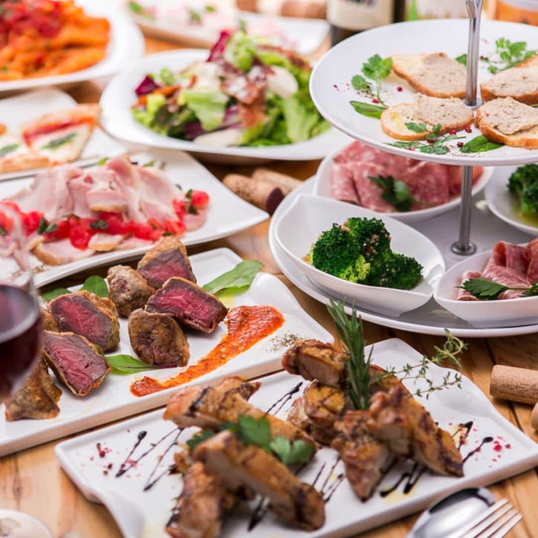 ビアージョ新宿のインスタグラム：「こんにちは、新宿西口のイタリアン＆ワインバル「ビアージョ」です。 ブログ更新しました！ 「週末、月末のお食事会は飲み放題付き宴会コースでいかが？」 是非ご来店をお待ちしております。 ▼詳しくはこちら▼ https://viagio-shinjuku.com  #ビアージョ#新宿#イタリアン#バル#居酒屋#送別会#二次会」