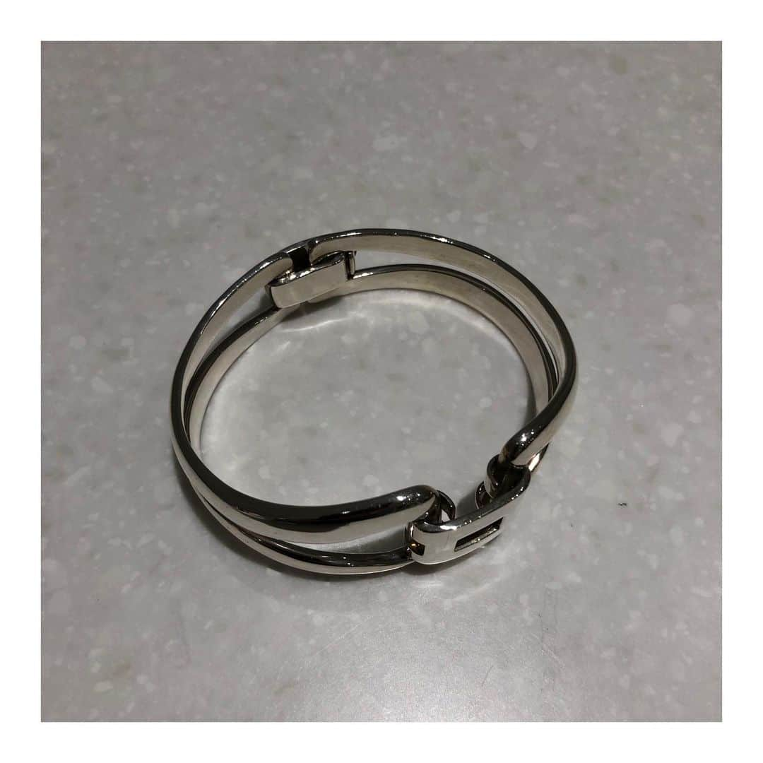 HIROBさんのインスタグラム写真 - (HIROBInstagram)「-HIROB SOUTH NEWoMan新宿店-﻿ ﻿ ・Vintage HERMES Bracelet﻿ ・￥120,000＋Tax﻿ ﻿ なかなか見かけないようなエルメスのシルバーブレスが入荷してます。﻿ ヴィンテージ、男女兼用で使えるサイズ感です。﻿ ﻿ お問い合わせ先﻿ tel:03-5379-9372﻿ ﻿ #hirob ﻿ #hirobsouth﻿ #baycrews﻿ #antiquewatch﻿ #vintagewatch﻿ #vintagehermes﻿ #NEWoMan新宿﻿ ﻿ #ヒロブ﻿ #ヒロブサウス﻿ #ベイクルーズ﻿ #アンティークウォッチ﻿ #ヴィンテージウォッチ﻿ #ヴィンテージエルメス﻿ #ニュウマン新宿﻿ #爱马仕﻿ #复古爱马仕」1月28日 12時26分 - hirob.jp