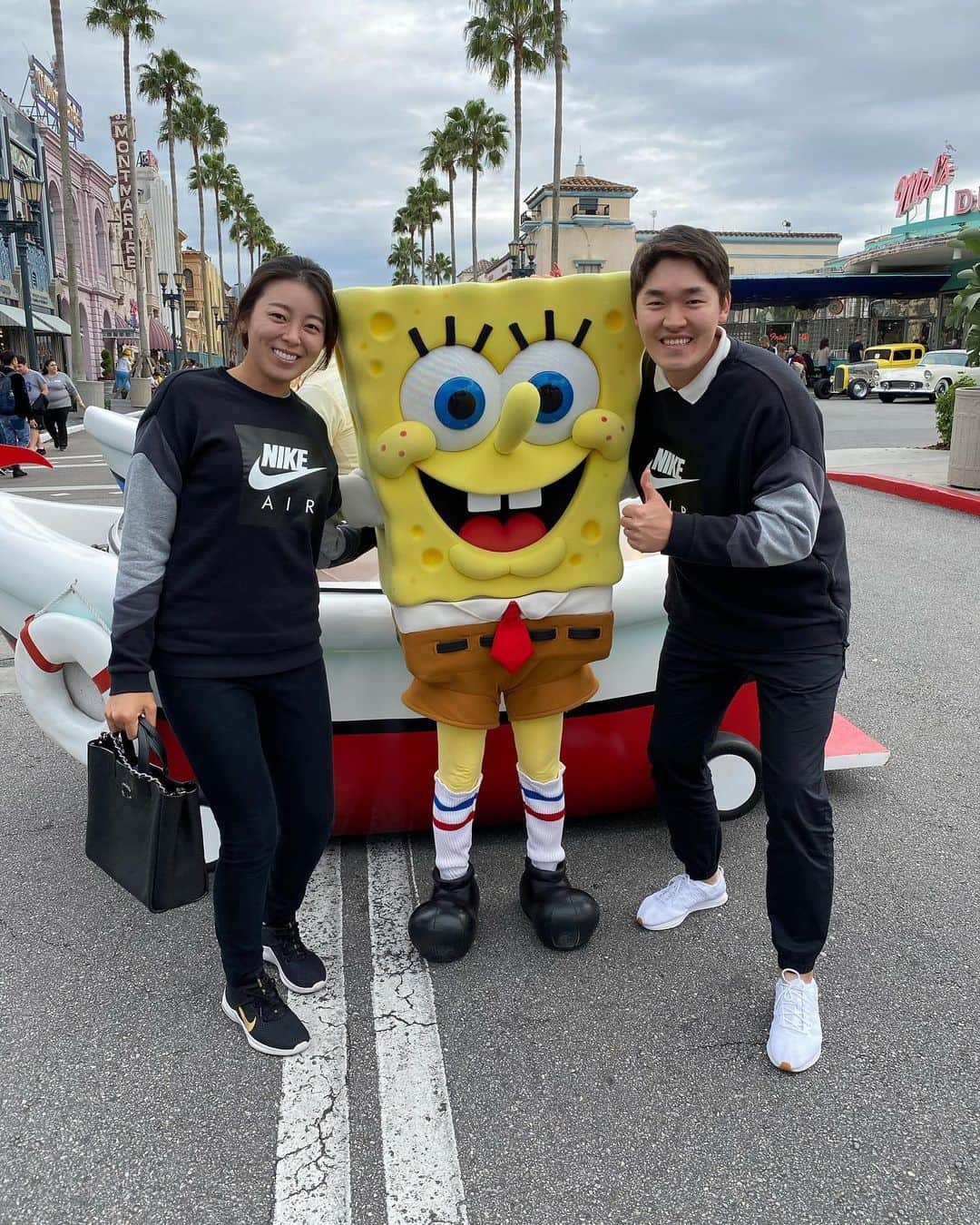 ハー・ミジョンさんのインスタグラム写真 - (ハー・ミジョンInstagram)「Happy Wedding Anniversary❤️ 여기는 #universalstudiosorlando  8시간은 힘들어😭 #happyweddinganniversary #lovemyhusband」1月28日 12時33分 - mi_jung1205