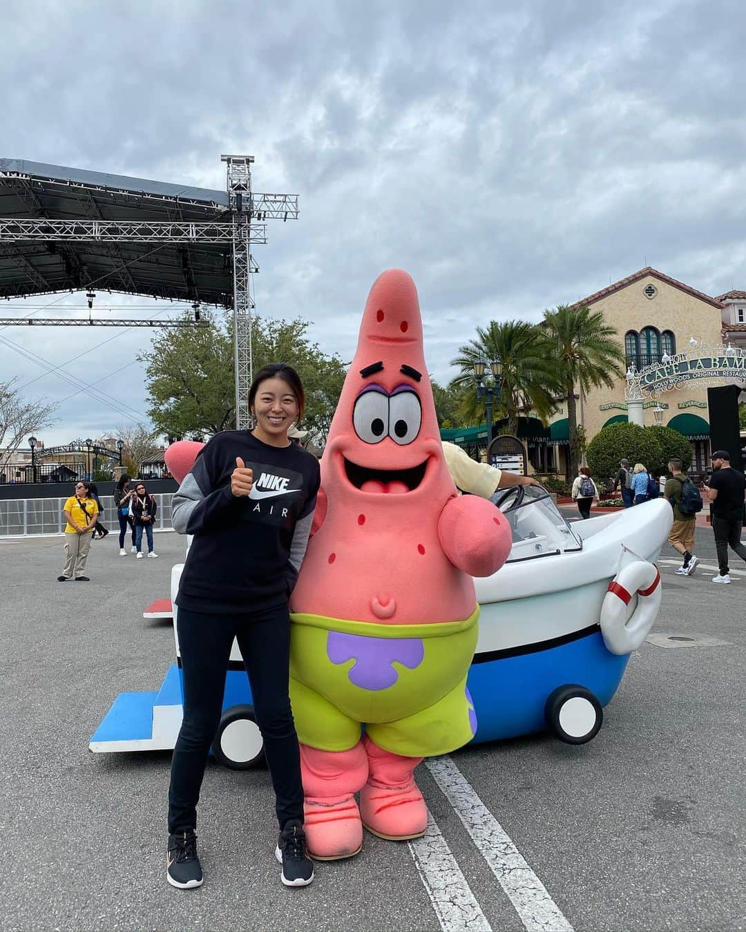 ハー・ミジョンさんのインスタグラム写真 - (ハー・ミジョンInstagram)「Happy Wedding Anniversary❤️ 여기는 #universalstudiosorlando  8시간은 힘들어😭 #happyweddinganniversary #lovemyhusband」1月28日 12時33分 - mi_jung1205