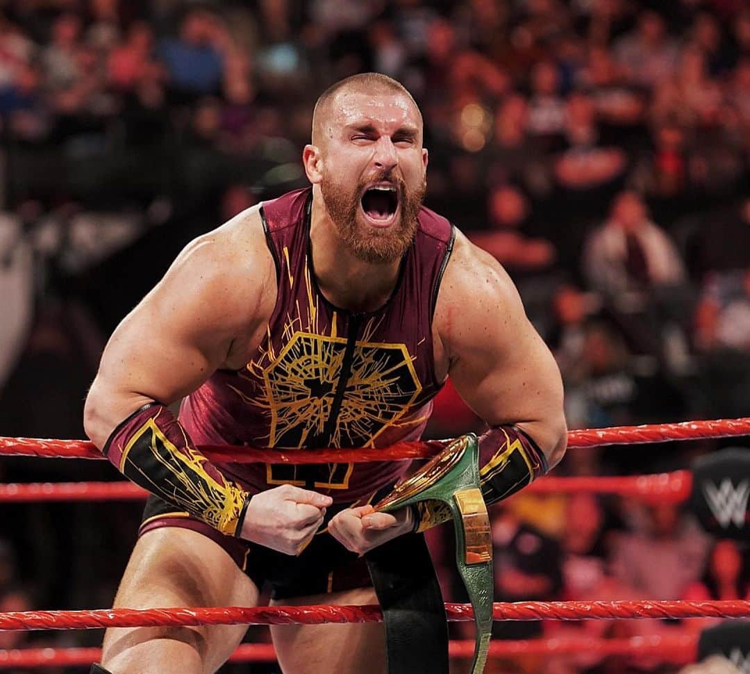 WWEさんのインスタグラム写真 - (WWEInstagram)「@mojo has a new line of defense.  Welcome to #RAW @riddickmoss!」1月28日 12時40分 - wwe