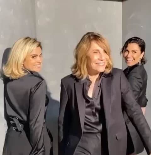 Giovanna Antonelliのインスタグラム：「Ahhhhhh essas musas!!!! ❤️Dia incrível com uma equipe nota 1000 🌹 Aprontamos!!! @vanessagiacomo 🥰@thamymendes 🎥🌈 Ah!!! Deusa Renata, agora tem insta... 😉@rsorrah !!! @pinogomes 📸 @paulozelenka @jhacksonstudio @sennarafael 🌹🌹🌹」