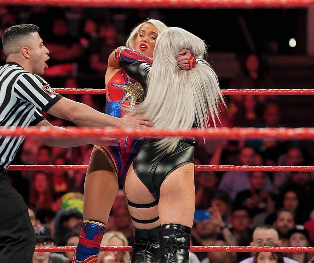 WWEさんのインスタグラム写真 - (WWEInstagram)「@yaonlylivvonce finally gets @thelanawwe all to herself, and picks up the win! #RAW」1月28日 12時47分 - wwe