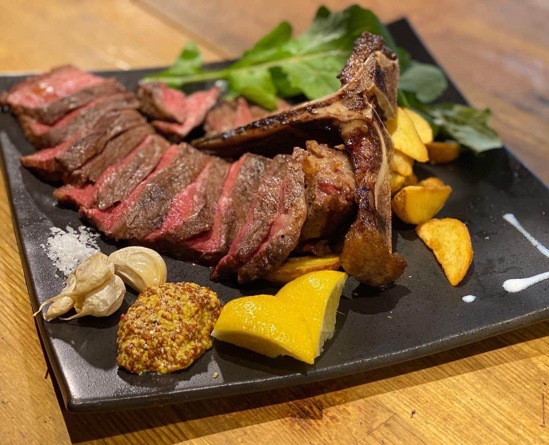 のインスタグラム：「✴︎ “T-BONE STEAK”  5 dishes only for one day.🥩 Why don’t you share with everyone?  #nisekorestaurant#hokkaodo#nisekodining#ski#niseko#hirahu#barn#thebarn#thebarnbyodin#weloveniseko」