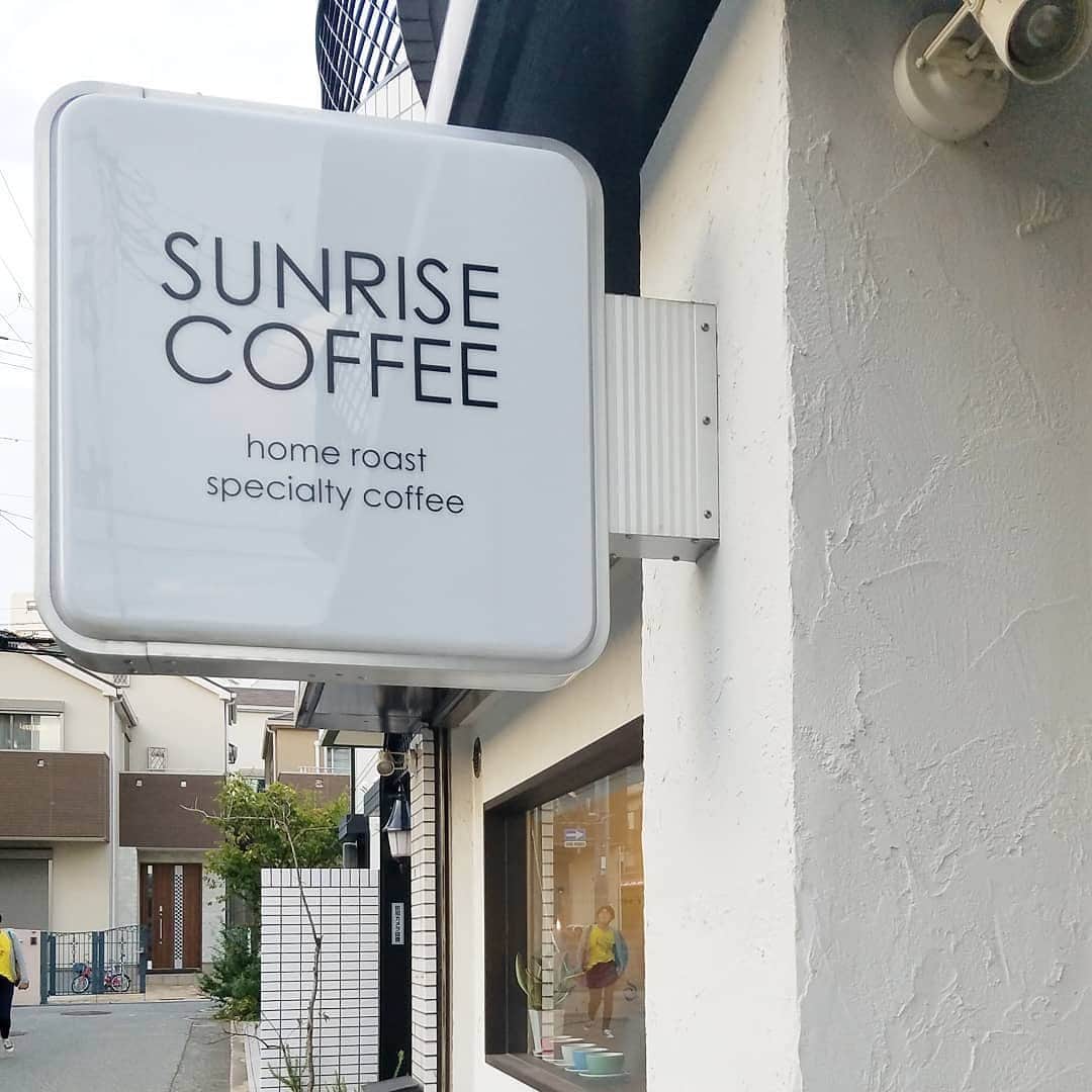 isutaさんのインスタグラム写真 - (isutaInstagram)「プリンとアイスの黄金の組み合わせ爆誕🍮﻿ ﻿ ﻿ 兵庫県にあるカフェ「SUNRISE COFFEE（サンライズコーヒー）」で食べられる数量限定の「プリン+アイス」がとにかく素敵すぎるんです♡﻿ ﻿ ﻿ プリンとアイスの１：１の黄金比がたまらないですよね…！﻿ ﻿ ﻿ 月・水・土曜日13時からの数量限定メニューになっているので、目当ての人は間違えないようにしてくださいね。﻿ ﻿ ﻿ ■ SUNRISE COFFEE ■﻿ 住所：兵庫県西宮市松籟荘8-6 アイビーヒルズ甲東園﻿ 営業時間：8:00~20:00﻿ 定休日：木﻿ @sunrisecoffee.jp﻿ ﻿ ﻿ photo by﻿ @kik_878﻿ @yuko_tkhs﻿ @___cm2___﻿ @koooooharu﻿ ﻿ ﻿ #isuta #イスタ #isutacafe﻿ #isuta_兵庫 #sunrisecoffee﻿ #サンライズコーヒー #兵庫カフェ #兵庫カフェ巡り﻿ #プリンアイス #西宮カフェ #甲東園カフェ﻿ #カフェ巡り #カフェ巡りが好きな人と繋がりたい﻿ #固めのプリン #レトロプリン #レトロなプリン﻿ #お洒落な人と繋がりたい #関西カフェ巡り #関西カフェ」1月28日 13時07分 - isuta_jp