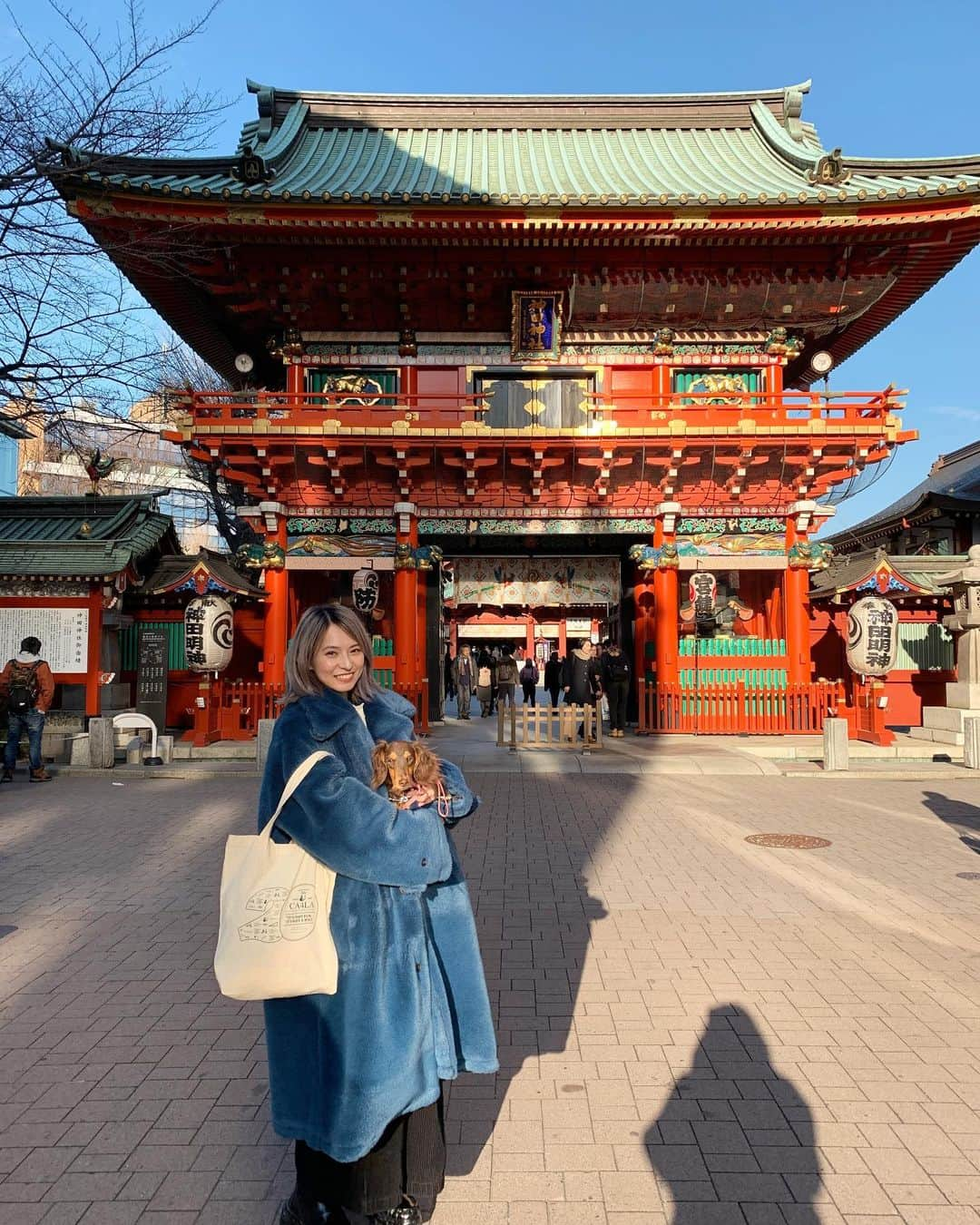 HARUNAのインスタグラム：「先日ちょっと遅めの初詣へ⛩ 神田明神はペット同伴可ということでレディも一緒に。 この @syu_official のコートすごいあったかくてこの冬めちゃくちゃ助かってます。」