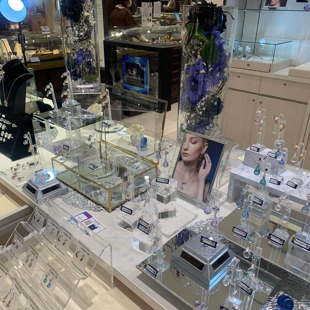 岩瀬玲さんのインスタグラム写真 - (岩瀬玲Instagram)「新宿高島屋さんに出店中の  @jacarandablue.swarovski  かわいいピアスがあったので買っちゃった✨ ちょうどテレビ出演用の探してたのでぴったり✨✨ 本日まで新宿の高島屋さん二階で出店してるよー💕💕 新宿駅との連絡口入口側でわかりやすい😍  #jacarandablue  #新宿高島屋  #スワロフスキー」1月28日 13時06分 - akirakkuma