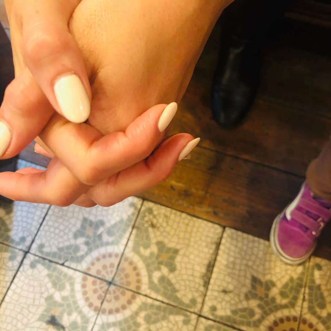 大桑マイミのインスタグラム：「nail＆睫毛チェンジにいつもお世話なっている @salonbdaikanyama に行きました。　 手元足元、オフホワイトに。冬の白大好き❣️ いつもより長さ長めにkeepしてもらいました。まつエクは自然なのにアイライナーもマスカラいらずの存在感。 お義母も　@rieke_dom の羨ましい金睫毛にダークブラウンのエクステをつけていただきました。くる〜ん　と素敵に。自然な仕上がりに感激^_^」