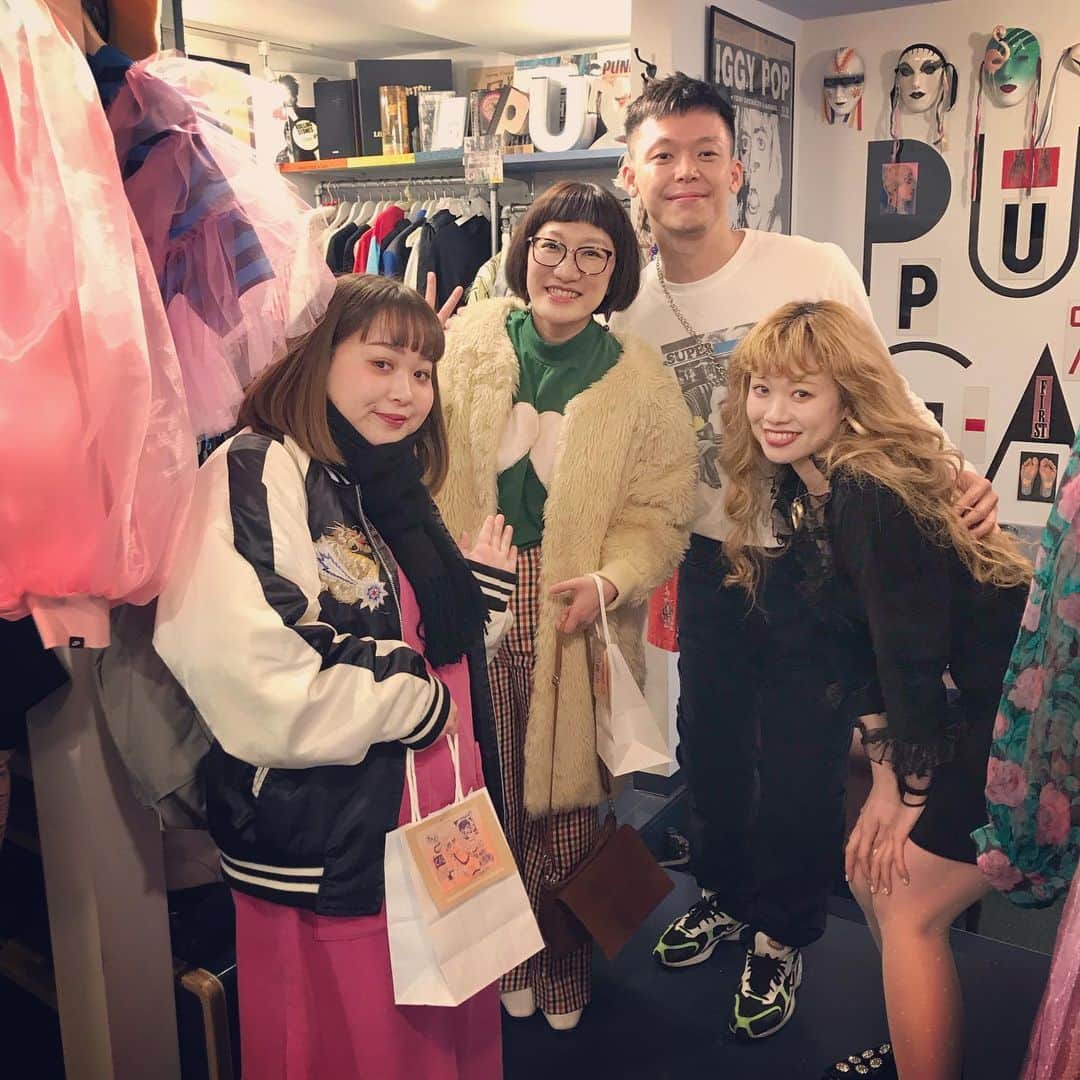 のインスタグラム：「個性的で大好きな　@microwavehk  のpop-upに世間知らズ西田と行って来ました👚お会いしたかった方ともお会いできて普段はすぐに売り切れてしまう　@microwavehk の服が沢山あって可愛い服を買えて🎀とっても嬉しい時間でした🥰🥰2月2日まで @punk_cake  で開催中ですよ🍵人とは違うお洒落を楽しみたい方はこの機会に是非ってやつですー🌺🌺 ・ #microwavehk  #punk_cake  #原宿 #popupshop  #２月2日まで #可愛い #おしゃれ  #個性的ファッション」