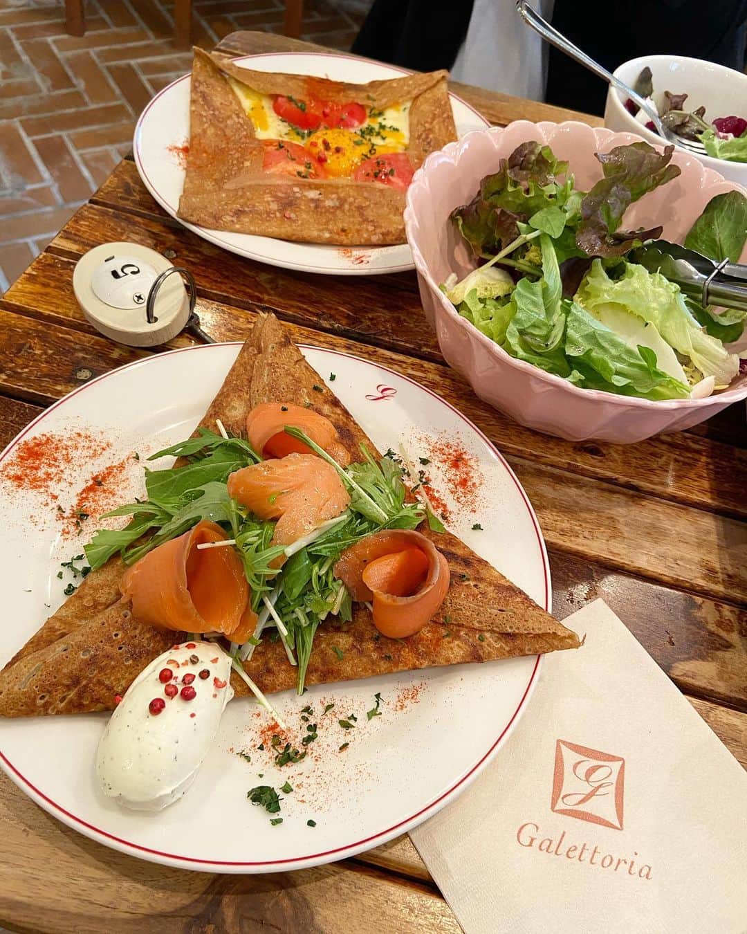 西山なずなのインスタグラム：「. 初めてガレットを食べたよ〜💓😋 スモークサーモンとサワークリームのガレット。 トマト・たまご・チーズのガレット。 2人で2種類を半分こしたんやけど美味しすぎてペロっと食べちゃった🤤 外観も素敵で店内はフランスのお城みたいにおしゃれやった🏰 またすぐに行きたいな〜！ 次はデザートのガレットも食べたい！ ・ ・ #ガレットリア #galettoria #ガレット #そば粉 #クレープ #渋谷 #渋谷カフェ #神泉カフェ #cafe #food #galette #crepe #salad #yummy」