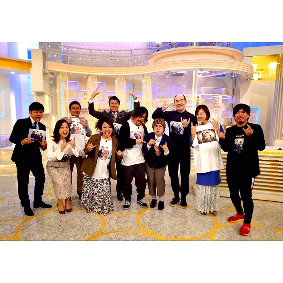 マキシマム ザ ホルモンのインスタグラム：「ナヲと1月度マンスリーMCを担当させてもらった #スッキリ #WEニュース は今日が"最後のファイナル(←GLAY TERUさん名言集より)"でした。  この1ヶ月、とても貴重な経験をさせてもらいました。 皆さん、本当にありがとうございました！  HOWEVER…楽しくやらせてもらえたけど、情報番組ゆえにきちんと情報を伝えられていたか不安😅  byダイスケはん  #春菜さんの右隣のキャンベルさんがアロハポーズになってるとかは一旦忘れよう #春菜さんが持ってるのは俺が作った春菜さんネックストラップ #この成人式の時の春菜さんはテッパン #加藤さん春菜さんへ感謝を込めて作ったTシャツは2人とも受け取ってくれなかった笑 #WEニューススタッフの皆さんが俺達に内緒でダイナヲTシャツ作ってくれてた #このTシャツを見て泣いたことは言うまでもない #粋なことしてくれたスタッフの皆さん大変お世話になりました本当にありがとうございました #そんなスタッフの方々のメタルポーズがゴリゴリに親指立ってるとかアロハポーズになってるとかは一旦忘れよう #今日俺がGLAYのTERUですって自己紹介したのは先週のWEニュースを見たTERUさんからグロリアスな感想コメント頂いたから #個人的にはTERUさんのWEニュース見てみたいです #TERUさんへの誘惑」