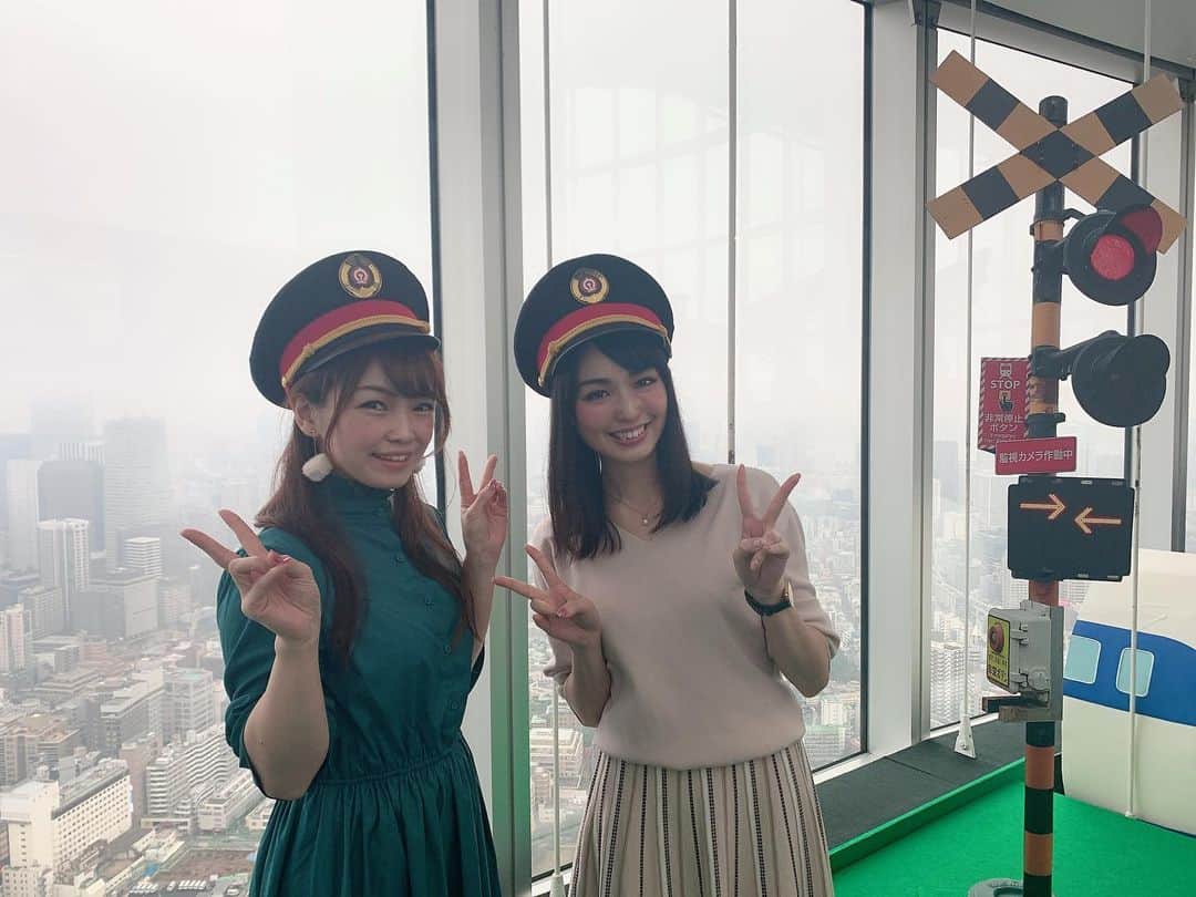 のインスタグラム：「#天空の鉄道物語 、キタコレでの記事みていただけたでしょーか？^^* http://www.kita-colle.com/m/content/27545/ オフショットもこれが最後になります❤ こちらは外周の展示からゆるゆるりと。 🛤 1枚目: 記事にも書きましたが、制帽をかぶって天空駅での記念撮影もできるのです♡ 観光地によくある、自分のカメラでも会場のカメラでもとれるやつ！ さゆみんは、今日のデートの記念に·····って写真をかってくれてて、かばええなあ(❁´ω`❁)ってなりました❤ 🛤 2枚目: 記事にものせたAR！ただのリアリティある演出だけではなくこんな面白い演出も^^* 3枚目: 休憩用の椅子も·····なんだか見覚えのあるホームのいす。 この細かいとこがよいですよね❤ 4枚目: いつ何時でも通勤列車並に列車がきてくれる天空駅。笑 ただし始発と終電に要注意。笑笑 🛤 5枚目: 外周は、いわゆる企画展みたいなのがおおくてプラレールや☆°｡⋆⸜(* ॑꒳ ॑* )⸝ 6枚目: 四国を走るアンパンマントレインのシートもありました^^* かわいい！座ることが出来るのがうれしいですよね。 ばえです！！笑笑 🛤 7、8枚目: 私でも見覚えがある、それでもいまとなっては懐かしい改札や券売機も·····！ 🛤 しっかり堪能したあとは、そばの天空駅カフェのご当地うどんを。 このうどんについて詳しくは記事にもかいたんだけど····· この駅カフェだけでも通いたくなる鉄分豊富なメニューがずらり！でした🥰 🛤 3/22までの#天鉄展 ！ぜひ行きたくなってくれていたら嬉しいな❤ 行ったよって言う方の感想もおまちしています(＊´ｖ｀) ではまたまた♡」