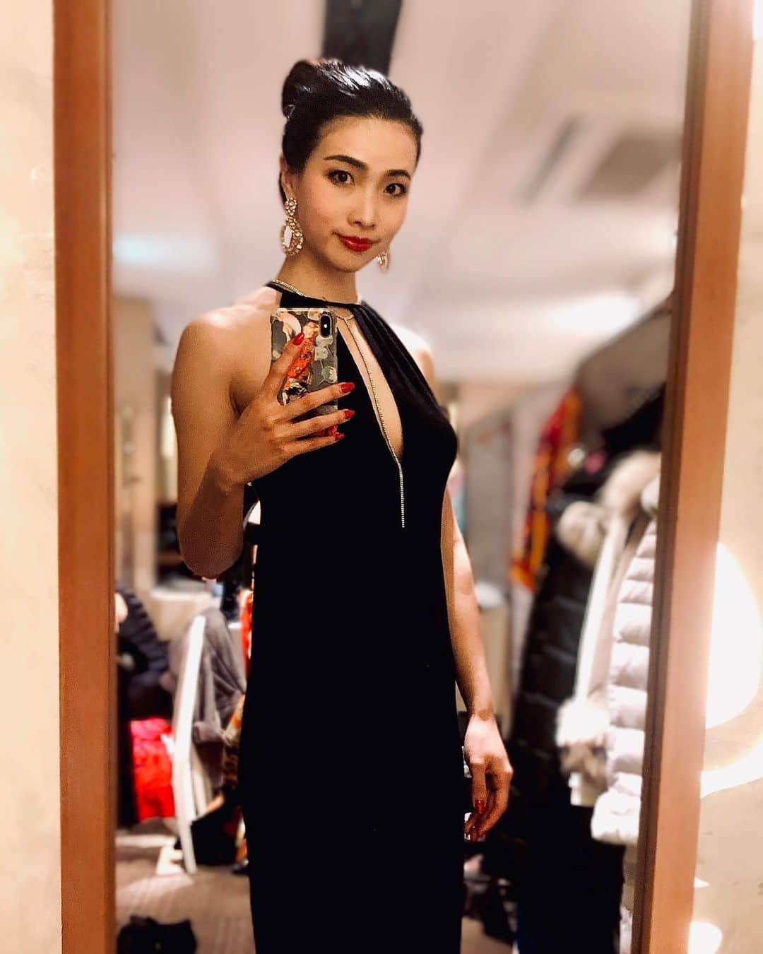 工藤沙織さんのインスタグラム写真 - (工藤沙織Instagram)「black dress💋 . ドレスアップって本当に気分が上がる。 . メイクもドレスの時はしっかりと。全身撮る時間がなくて鏡の前で📸 . #japanesemodel #asianmodel #japanese #model #175cm #モデル #高身長女子　#blackdress #dressup #fashion #ootd」1月28日 13時28分 - sally.kudo