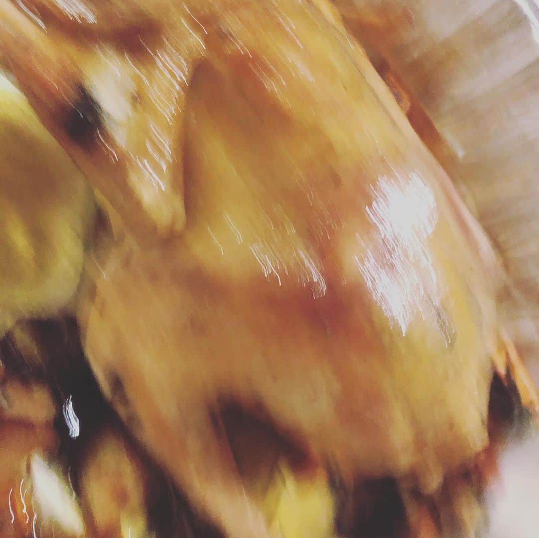 依布サラサさんのインスタグラム写真 - (依布サラサInstagram)「去年のお話ですが、 クリスマスはチキン🍗焼いたよ！ とっても上手にできたけど、美味しそうで、出来上がりはブレブレの写真しかなかった😂😂 #2019 #christmas #chicken  #いまさら」1月28日 13時29分 - sarasaifu