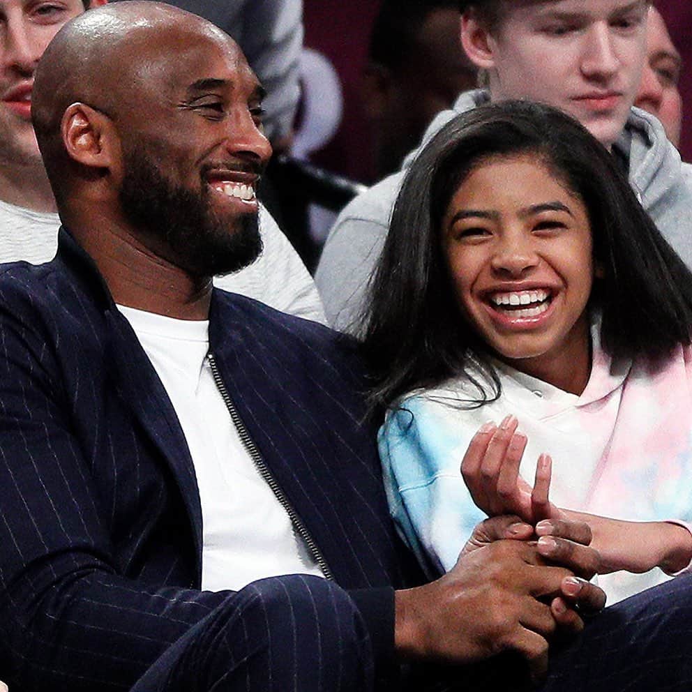 Michelle Lewinのインスタグラム：「I must admit I didn’t know much about Kobe. I must admit I don’t know much about NBA. But my mind (and maybe yours too) is all about him, his daughter and what his family is going through. 😞 I can’t stop repeating in my head how fragile we are. How precious life is. How we take life for granted.  Life is a gift. There are so much to live for. But as humans, we tend to not appreciate it enough. We just don’t. 🤍 Hug your loved ones tonight. Speak about life. Speak about how fortunate we actually are to be here. Courage each other to sieze every minute spent with the ones you love and the ones who loves you back. Remind each other at times. Just do it. This is too important to just be a one-timer. 🙏🏻 My heart goes out to the families of those onboard that helicopter (and to ALL of you who got a fresh scar ripped up by this immense tragedy)」