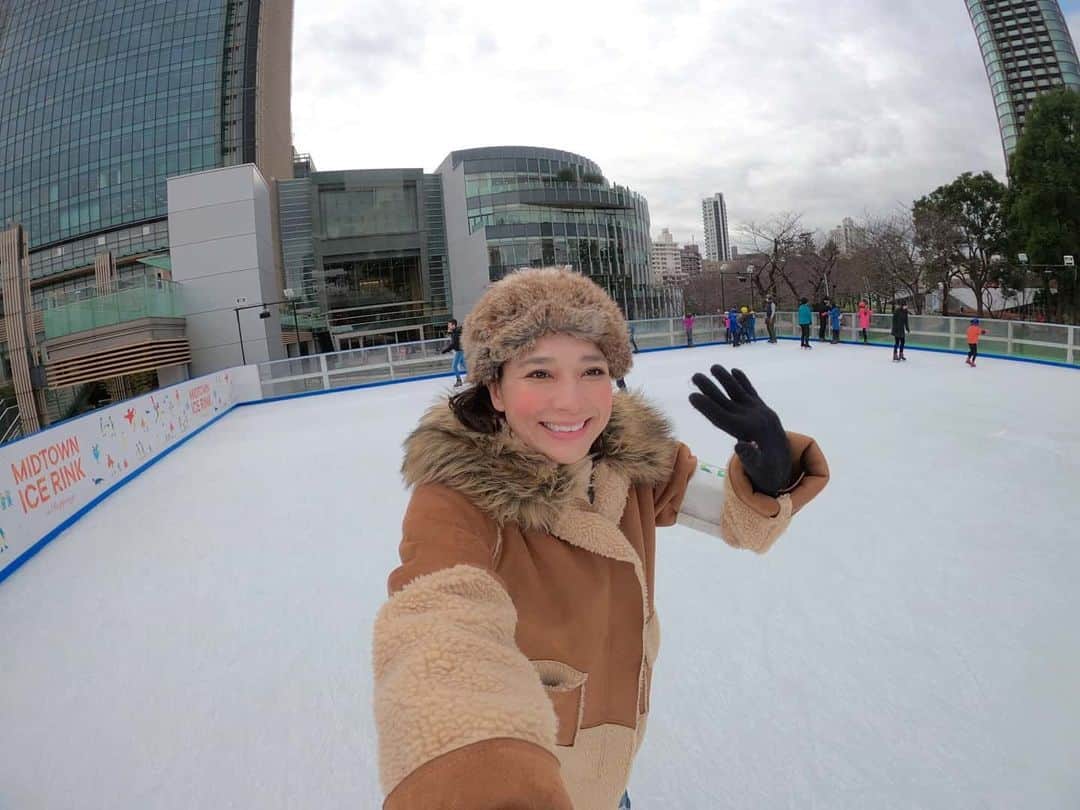 芳美リンさんのインスタグラム写真 - (芳美リンInstagram)「MIDTOWN ICE RINK in Roppongiに、プロモーションでお邪魔してきました✨﻿ ﻿ スケートかなり久しぶり☺﻿ ﻿ 昔よく行っていたし余裕でしょと思いきや、思い出すまでは超へっぴり腰！﻿ ﻿ でも何周かするうちに取り戻してきたよ✨楽しい〜♥﻿ ﻿ 国内では最大級という、本物の氷でスケートができるとあって、﻿ プロ級のお客様もたくさんいました👏﻿ ﻿ レッスン等もあるそうなので、ちびっこやファミリーもたくさん✨﻿ ﻿ 色々な方が楽しめる楽しいイベントですね☺﻿ ﻿ 身体動かして寒さを吹き飛ばしましょー！﻿ ﻿ ※リンク内、許可をいただいて撮影しています📷﻿ ﻿ スケートの後は、﻿ RIO BREWING&CO　﻿ でランチ。﻿ ﻿ 冬のあったかグルメとベルギービールを🍺﻿ ﻿ ビールはなんと、スケートするとついてくるドリンクチケットでもらえるのです！﻿ こういうチケットでベルギービールをもらえるとはびっくり!お得感すごい♥（笑）﻿ ﻿ 対象店舗によってよらえるドリンクが違うので、コーヒーとかソフトドリンクももちろんありますよ！﻿ ﻿ ﻿ ﻿ スケートは3月1日まで☺❄﻿ 冬のあったかグルメフェアは3月5日まで、﻿ ドリンクチケットは3月15日まで使えます✨﻿ ﻿ ぜひ行ってみて下さいね！﻿ ﻿ ﻿ ﻿ ﻿ ﻿ #アイスリンク﻿ #アイススケート﻿ #冬の風物詩﻿ #カフェチケット﻿ #温グルメ﻿ #あったかフード﻿ #冬グルメ﻿ #東京ミッドタウン﻿ #tokyomidtown﻿ #冬のあったかグルメ﻿ #スケートリンク﻿ #スケート﻿ #promotion﻿ ﻿」1月28日 19時05分 - lynn.lynn5