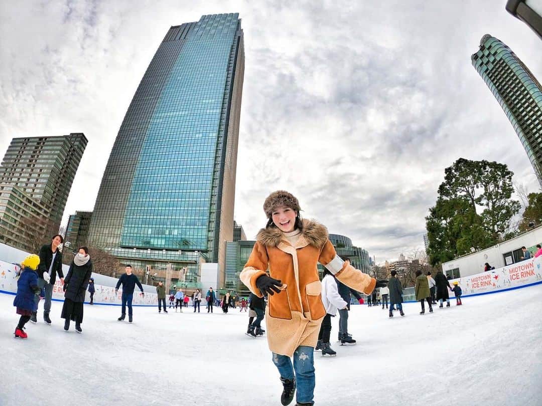 のインスタグラム：「MIDTOWN ICE RINK in Roppongiに、プロモーションでお邪魔してきました✨﻿ ﻿ スケートかなり久しぶり☺﻿ ﻿ 昔よく行っていたし余裕でしょと思いきや、思い出すまでは超へっぴり腰！﻿ ﻿ でも何周かするうちに取り戻してきたよ✨楽しい〜♥﻿ ﻿ 国内では最大級という、本物の氷でスケートができるとあって、﻿ プロ級のお客様もたくさんいました👏﻿ ﻿ レッスン等もあるそうなので、ちびっこやファミリーもたくさん✨﻿ ﻿ 色々な方が楽しめる楽しいイベントですね☺﻿ ﻿ 身体動かして寒さを吹き飛ばしましょー！﻿ ﻿ ※リンク内、許可をいただいて撮影しています📷﻿ ﻿ スケートの後は、﻿ RIO BREWING&CO　﻿ でランチ。﻿ ﻿ 冬のあったかグルメとベルギービールを🍺﻿ ﻿ ビールはなんと、スケートするとついてくるドリンクチケットでもらえるのです！﻿ こういうチケットでベルギービールをもらえるとはびっくり!お得感すごい♥（笑）﻿ ﻿ 対象店舗によってよらえるドリンクが違うので、コーヒーとかソフトドリンクももちろんありますよ！﻿ ﻿ ﻿ ﻿ スケートは3月1日まで☺❄﻿ 冬のあったかグルメフェアは3月5日まで、﻿ ドリンクチケットは3月15日まで使えます✨﻿ ﻿ ぜひ行ってみて下さいね！﻿ ﻿ ﻿ ﻿ ﻿ ﻿ #アイスリンク﻿ #アイススケート﻿ #冬の風物詩﻿ #カフェチケット﻿ #温グルメ﻿ #あったかフード﻿ #冬グルメ﻿ #東京ミッドタウン﻿ #tokyomidtown﻿ #冬のあったかグルメ﻿ #スケートリンク﻿ #スケート﻿ #promotion﻿ ﻿」