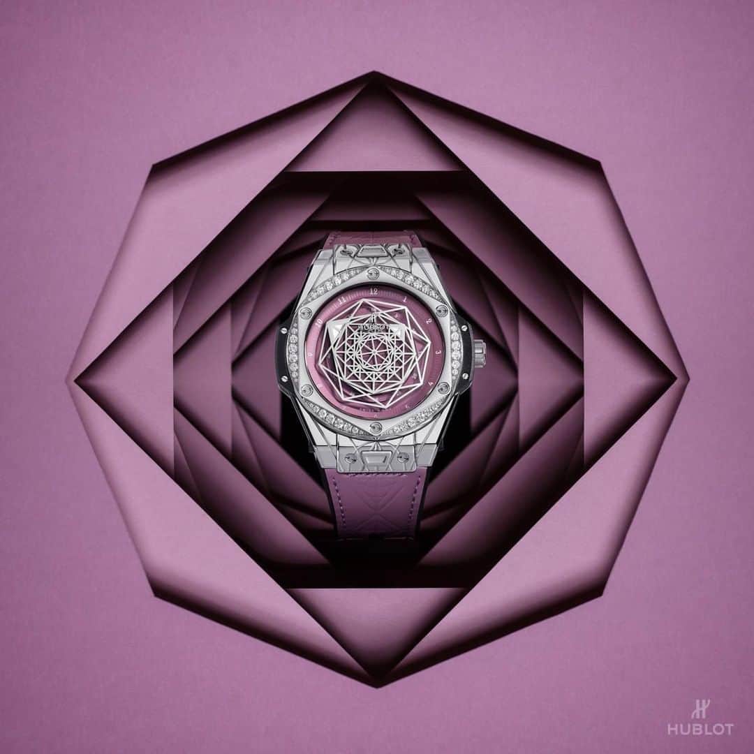 のインスタグラム：「LVMH ウォッチウィーク 2020 で発表された、ウブロの最新作「ビッグ・バン ワンクリック サンブルー スチール ピンク ダイヤモンド」。 フェミニンなピンクが上品なタイムピースです。  #Hublot #BigBangOneClick #BigBangSangBleu#SangBleu @SangBleu#ウブロ#ビッグバン#ワンクリック」