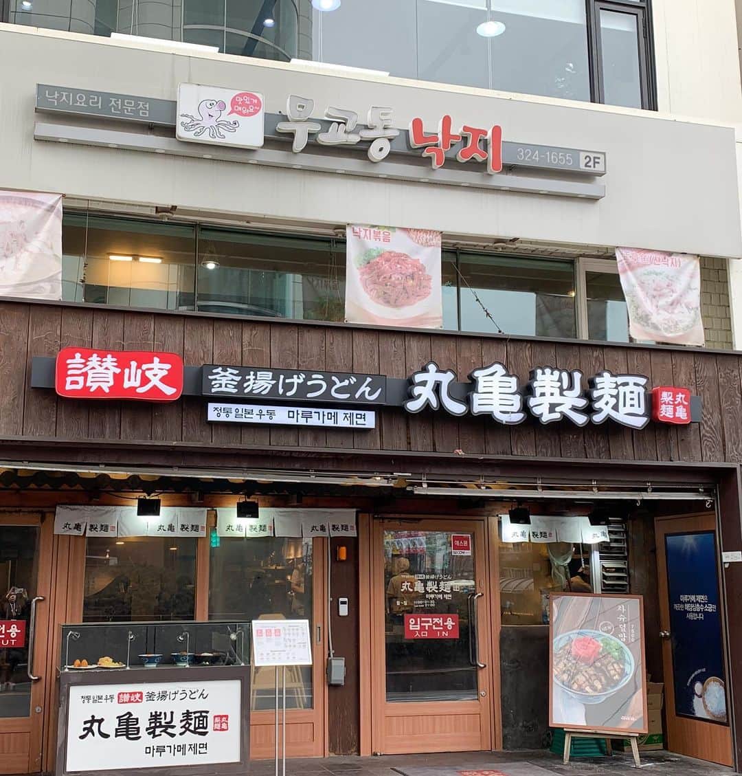 浜平恭子さんのインスタグラム写真 - (浜平恭子Instagram)「ソウルの新村にある丸亀製麺(๑′ᴗ‵๑) 私の旦那さんも大好きで、神戸に来ると必ず行きたいと言います🍜 韓国にもあるけれど（笑） うどんにお好みで天ぷらを乗せられるのが楽しいらしいです🍤 豚骨うどんとか、おでんうどんとか、キムチうどんとか、巾着温玉うどんとか…日本には無いメニューですよね❓  #日韓夫婦 #日韓往復 #ラジオDJ #浜平恭子 #KissFMKOBE #한일커플 #한일부부 #한일왕복 #라디오DJ #하마히라쿄코 #韓国生活 #丸亀製麺 #韓国グルメ #新村 #ソウル」1月28日 13時42分 - hamahi1231