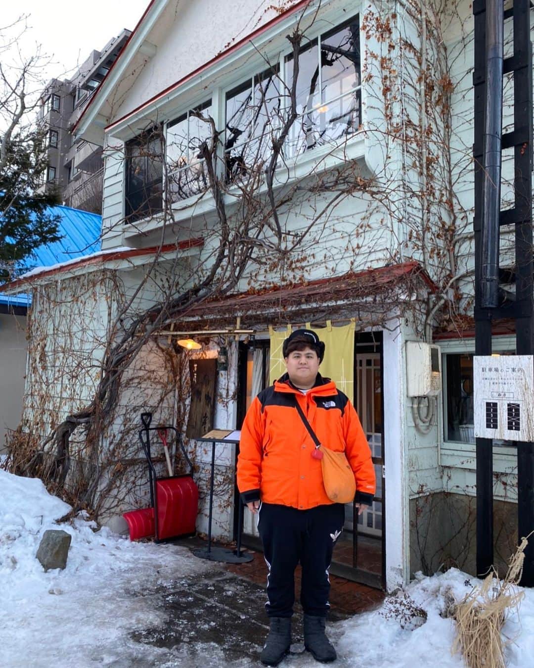 池田真一のインスタグラム：「北海道円山公園近くにある古民家カフェ 『森彦』 お客さんが次から次に来てました！ めちゃくちゃオシャレで美味しかったです！ 2階に案内されて古民家なので僕の体重で床が抜けないか心配でした！ コマンダンテ石井さんこちらのカフェどうでしょうか？」