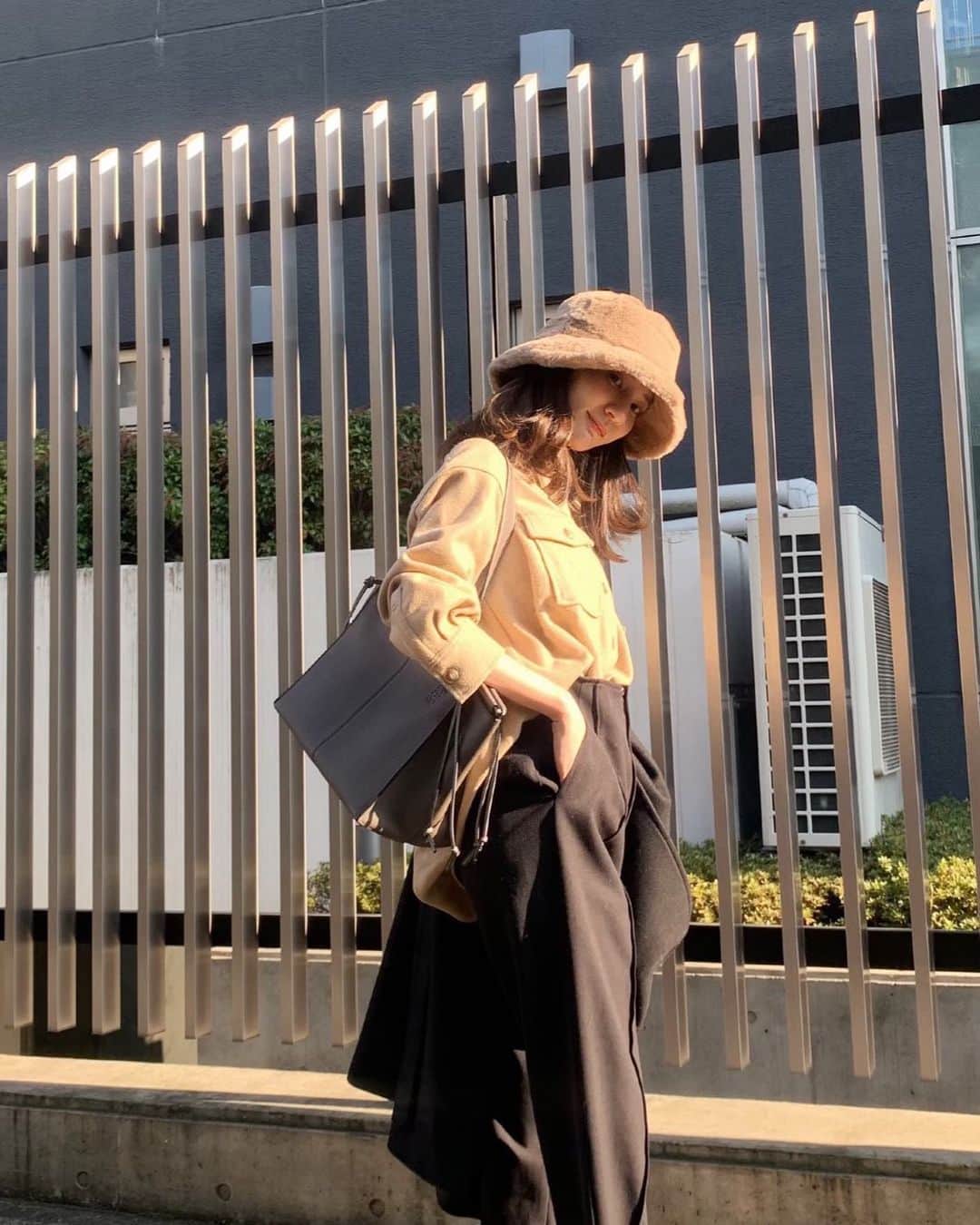 佐藤涼実さんのインスタグラム写真 - (佐藤涼実Instagram)「日差しが出ていた日🌞 CPOジャケットはブラウンです。 tops @louren__official  pants @louren__official  hat no brand  bag @loewe」1月28日 14時21分 - suzumi_sato