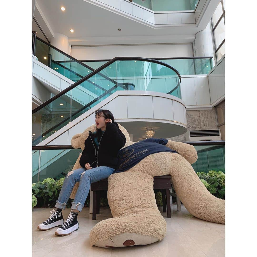 Weki Mekiさんのインスタグラム写真 - (Weki MekiInstagram)「푹 자고있는 곰돌이 발견 🐻  옆에 살포시 앉아봅니당ㅎㅎ🤭  #위키미키 #세이 #🌱」1月28日 14時25分 - weki_meki