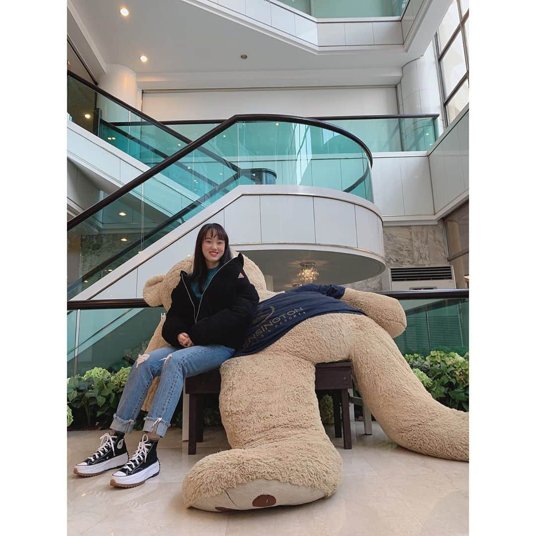 Weki Mekiさんのインスタグラム写真 - (Weki MekiInstagram)「푹 자고있는 곰돌이 발견 🐻  옆에 살포시 앉아봅니당ㅎㅎ🤭  #위키미키 #세이 #🌱」1月28日 14時25分 - weki_meki