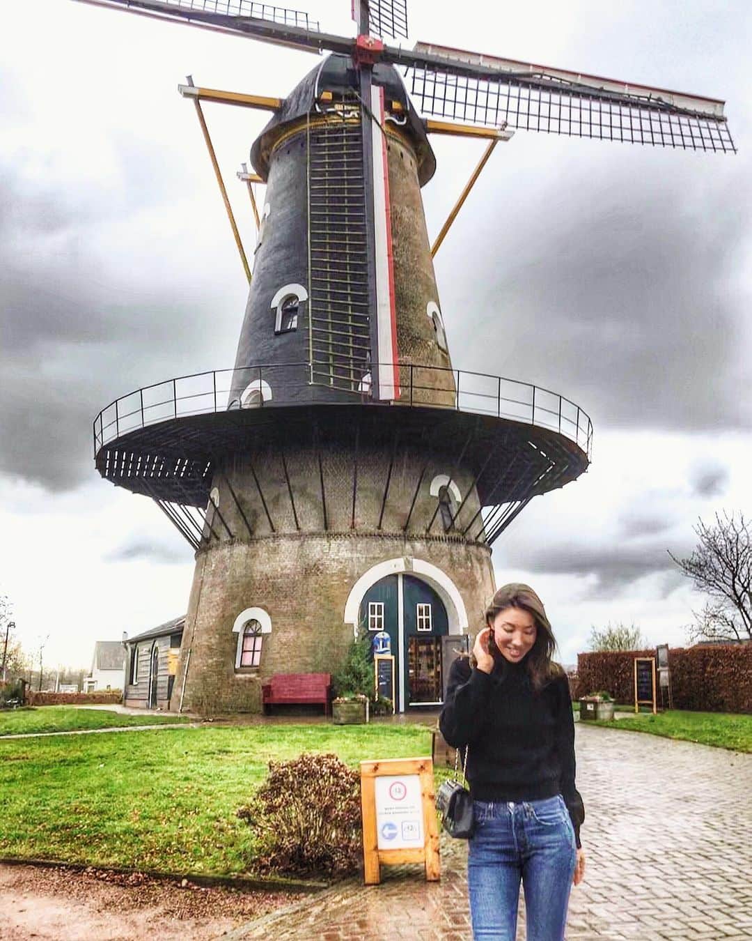 My chan || 舞ちゃんのインスタグラム：「Windmills.. I’m a fan 😏 #Dutchie #home 風車が壊れたら不安 😏 #オランダ #地元」