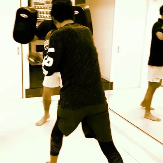 弓削智久のインスタグラム：「サーフィン仲間に刺激を受けて キックボクシング開始 #kickboxing #surf #アラフォー」