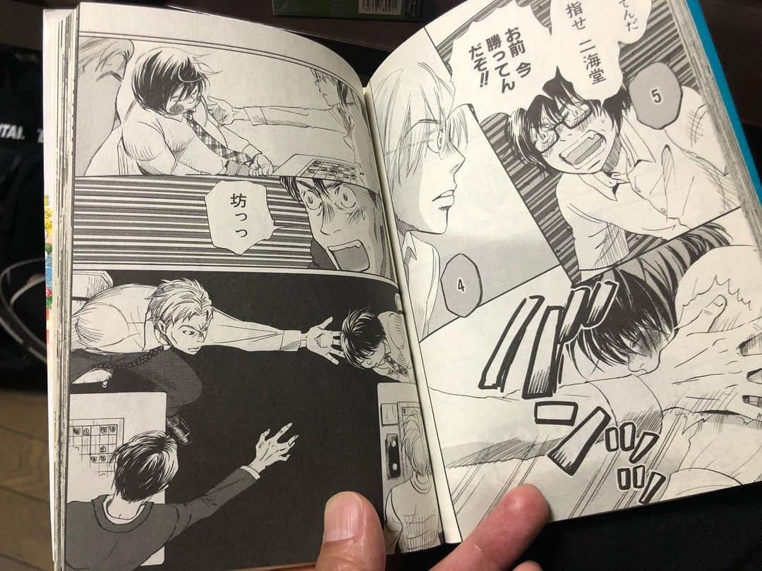 大根仁のインスタグラム：「「３月のライオン」１３巻の二海堂vs宗谷を読んで泣いています。隣に兄者がいるのは考えつくとしても、後藤をここに配置するのが凄すぎる羽海野チカ先生！」