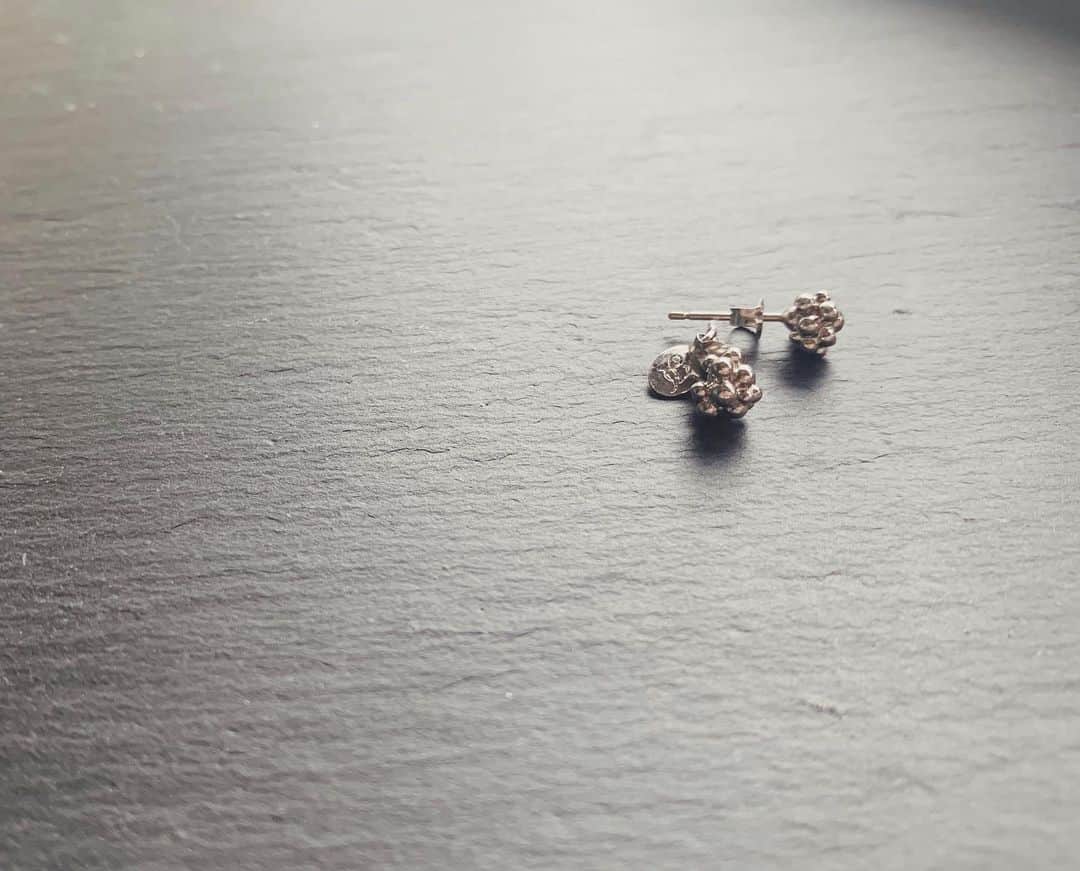 ジュジュのインスタグラム：「Écrase pierce mini . 2枚目:セカンドホールに 3枚目:simpleにサイドに . 小さいながらきちんとシルバーの無骨さが表現されていてツボ。 . フツフツと可愛さが増してくるitem✍️♡ . これこそ正にどんなシチュエーションにも🗣🤲 . . #AkariH#accessory#costumeaccessory#fashion akarih#akarihchic#アカリ#アカリチック#Akarih#アカリ #2020preＳＳ#www.akari-h.jp」